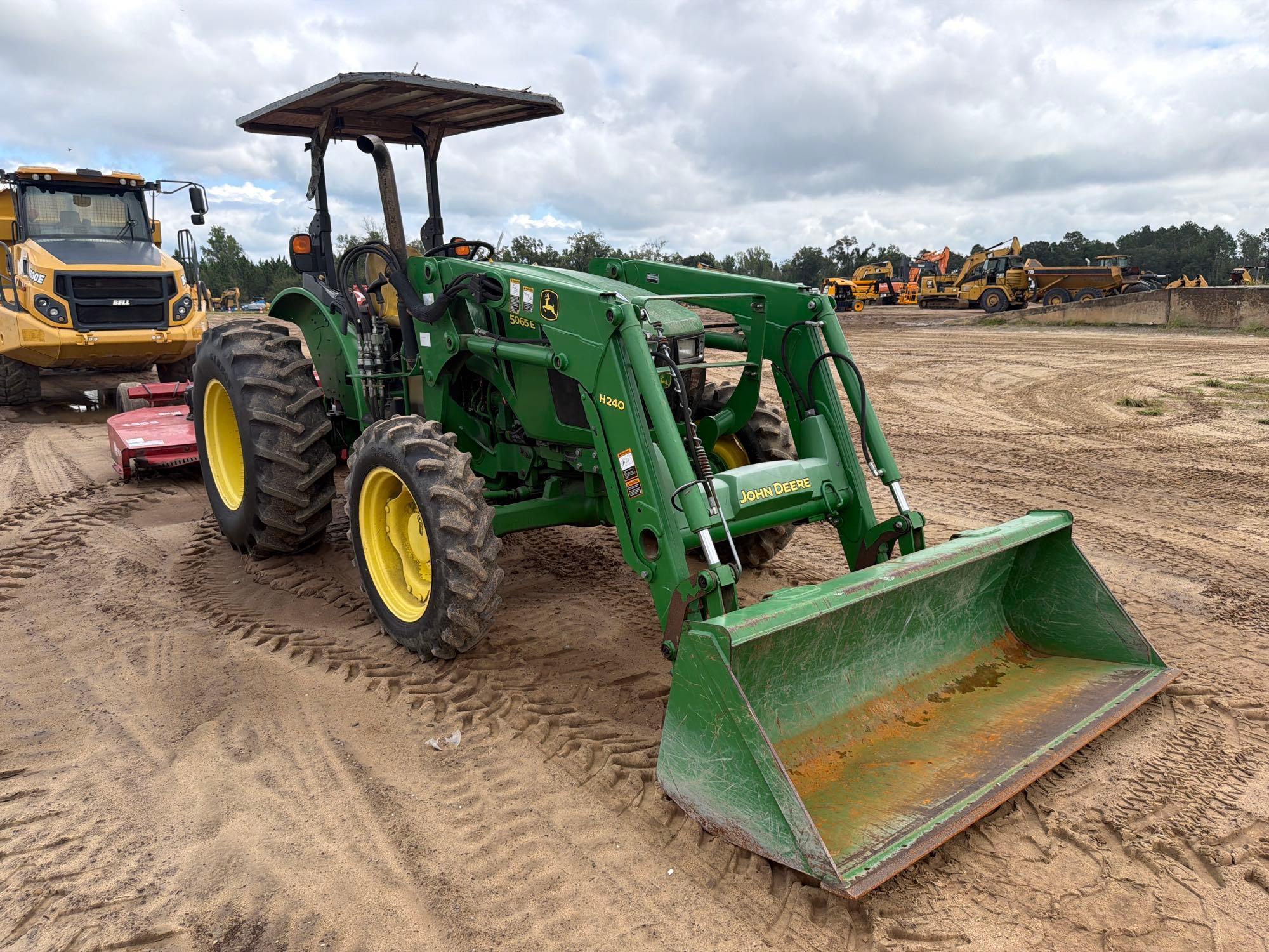 John Deere 5065E