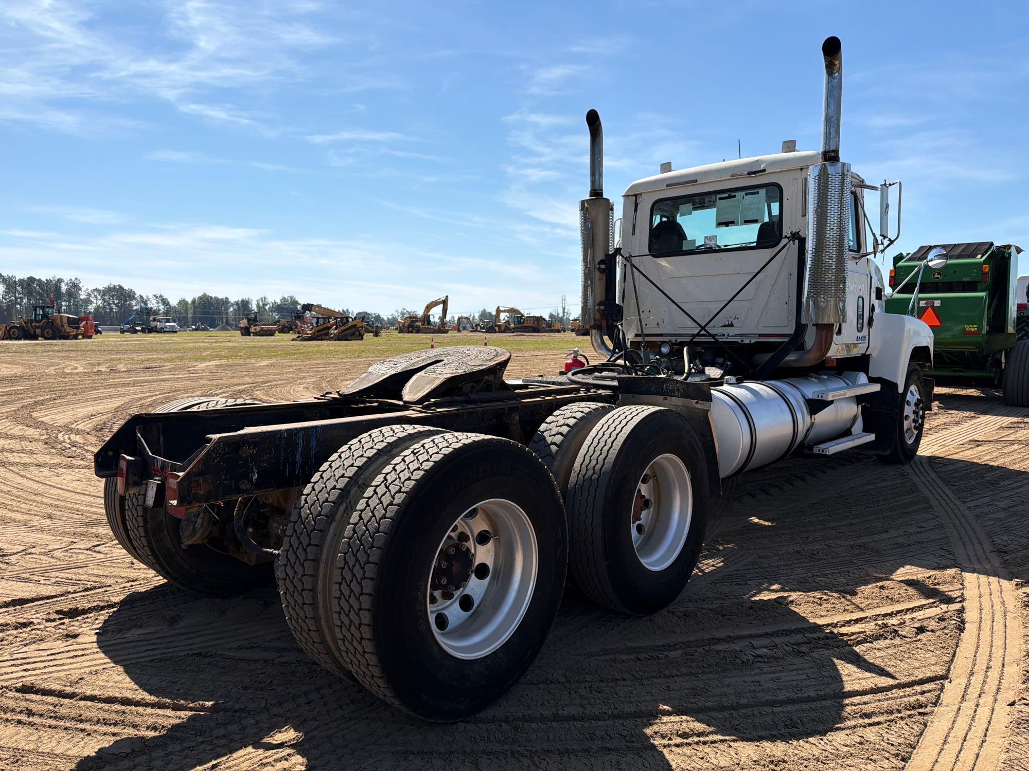 2001 Mack 613