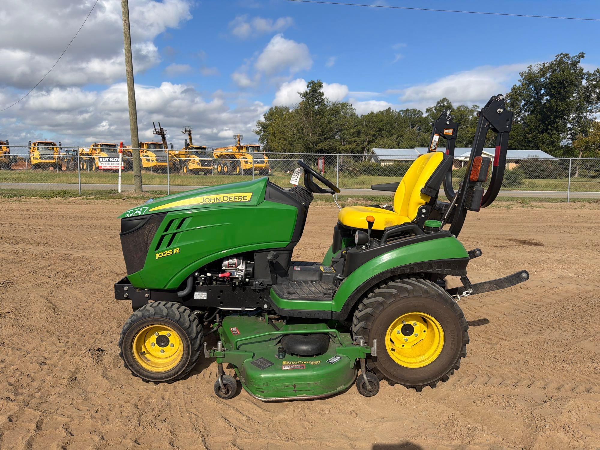 Photo of 2016 John Deere 1025R