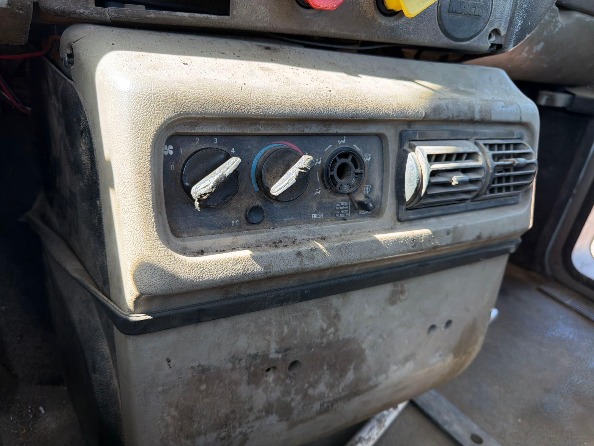 2001 Mack 613