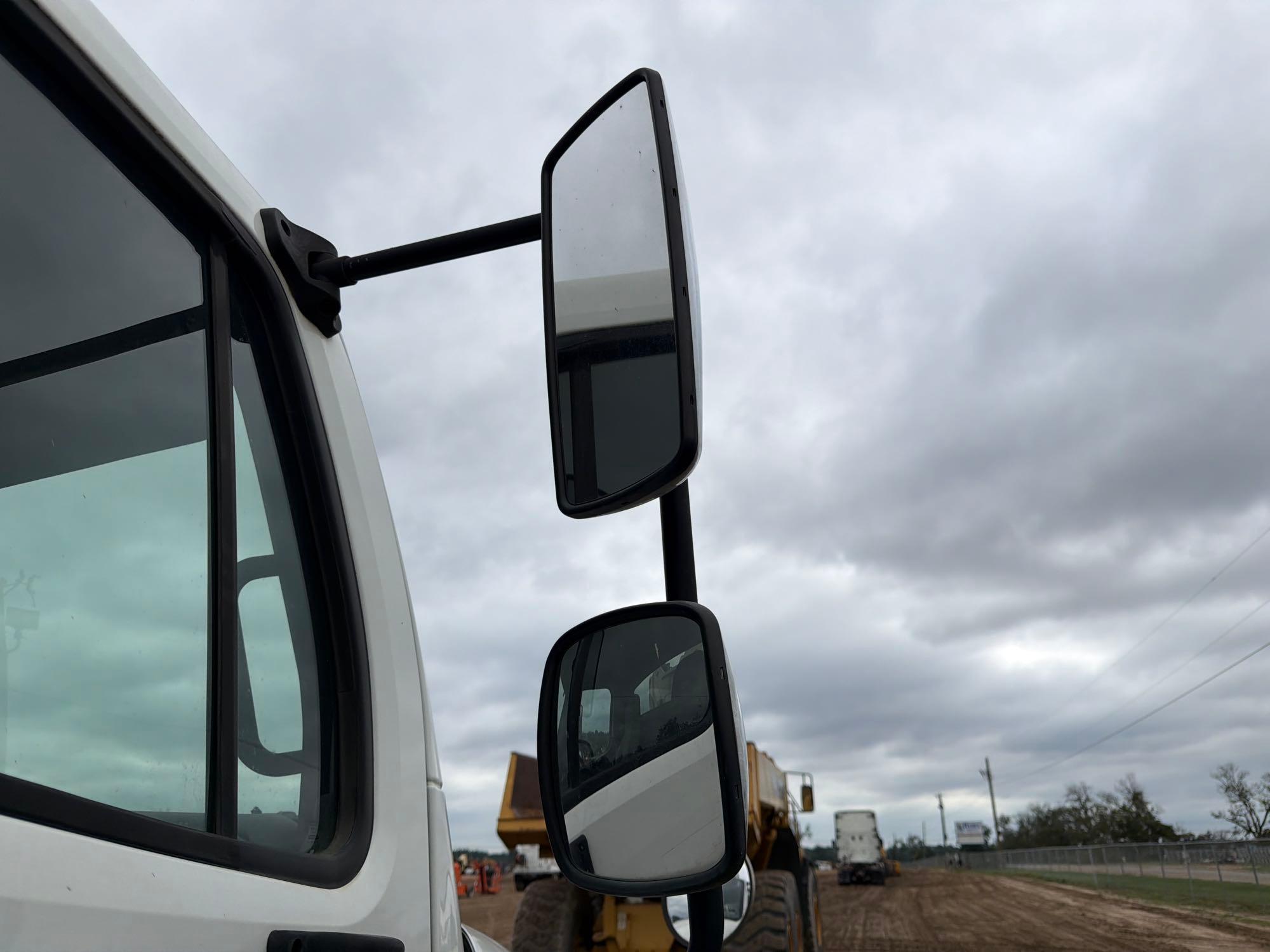 2020 Freightliner M2106