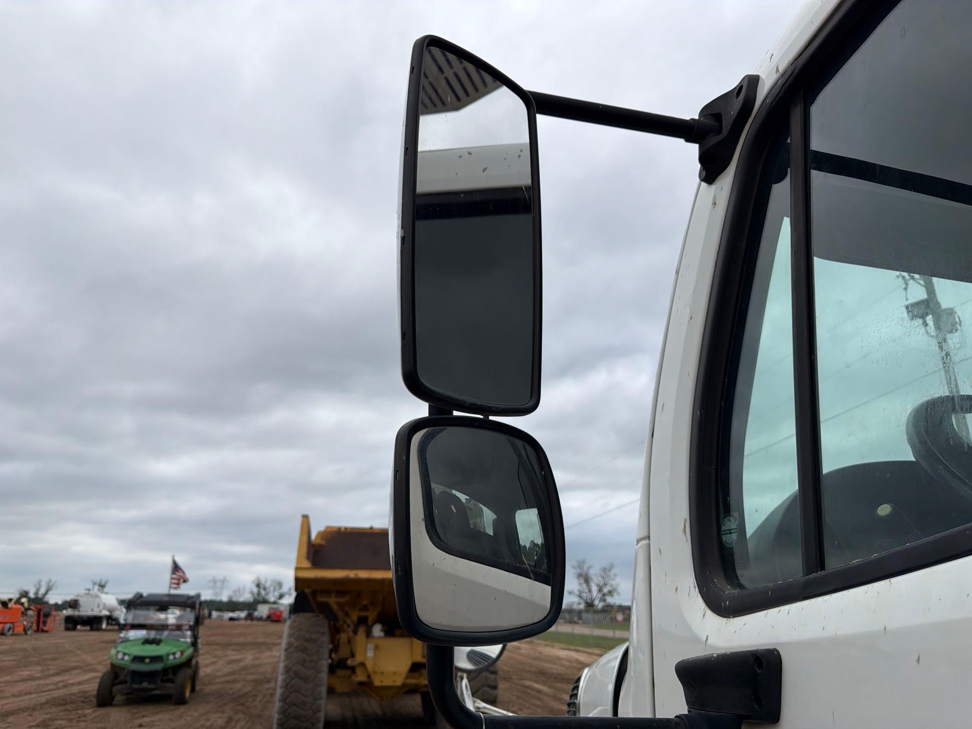 2020 Freightliner M2106
