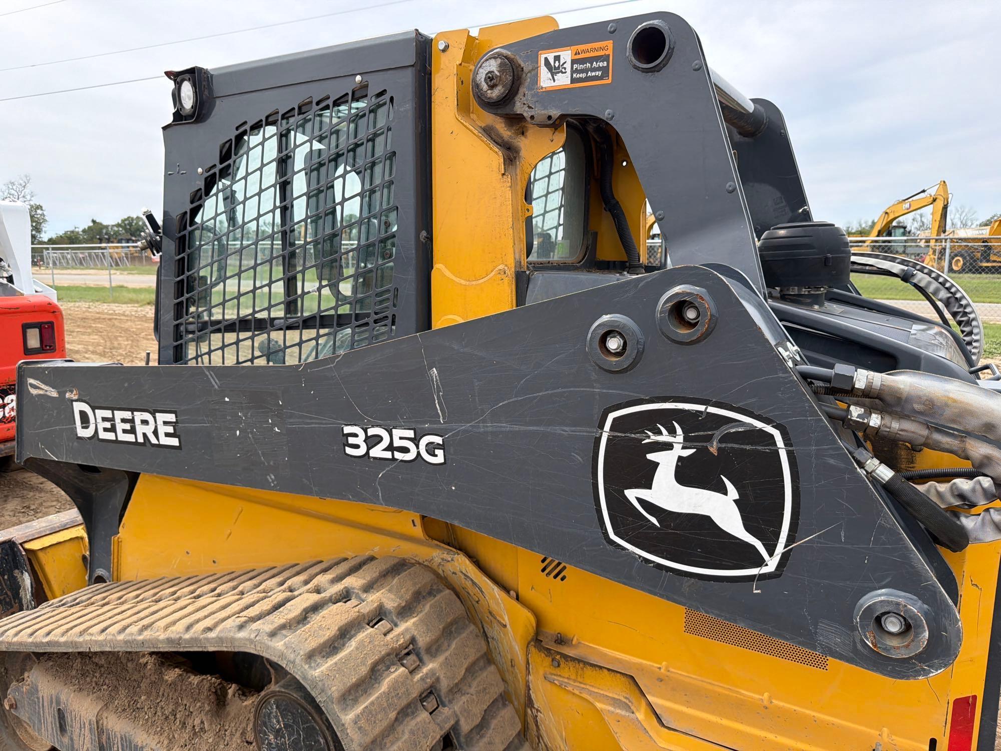 John Deere 325G