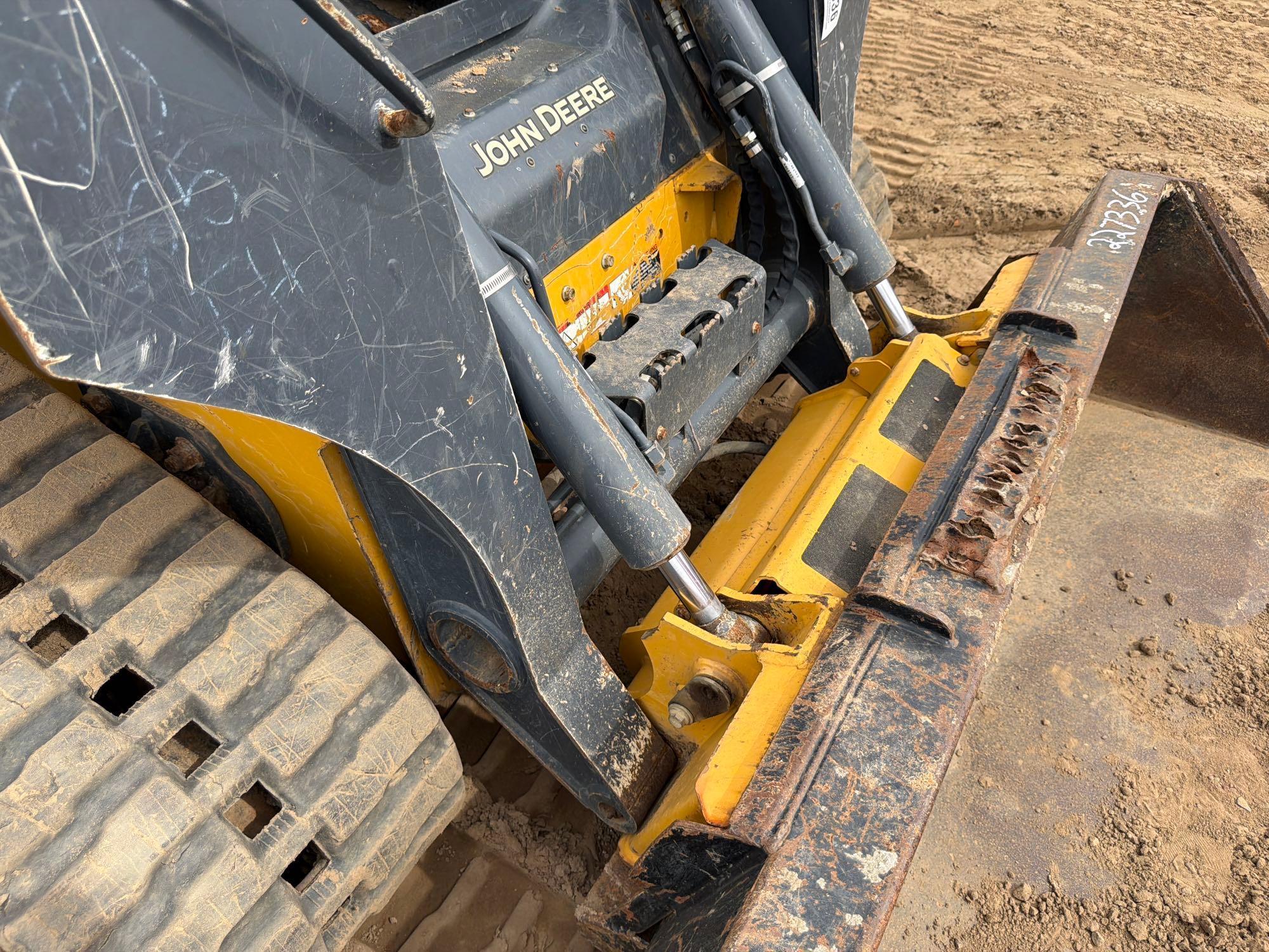 John Deere 325G