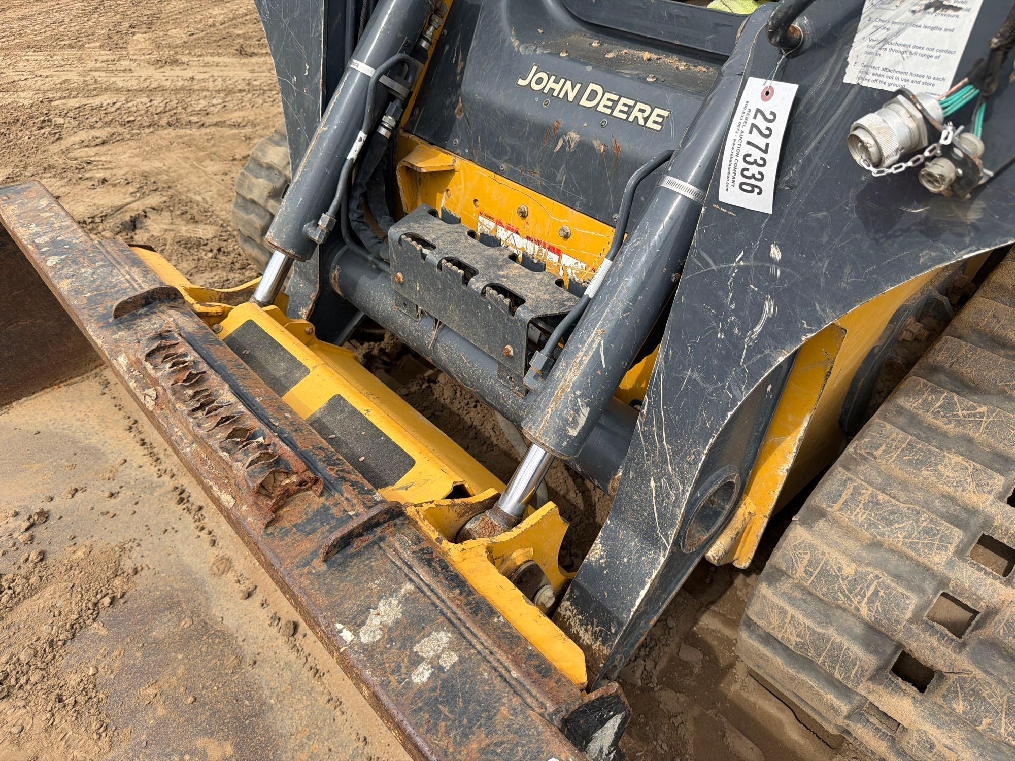 John Deere 325G