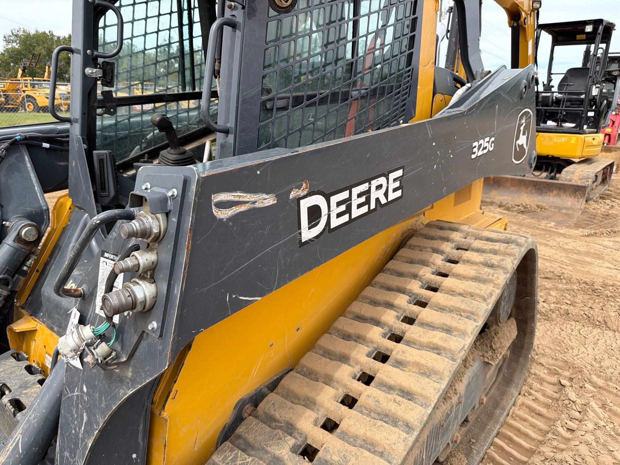 John Deere 325G