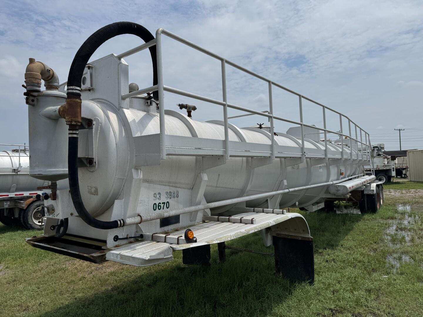 2015 DRAGON 137BBL DOUBLE CONICAL VACUUM TRAILER