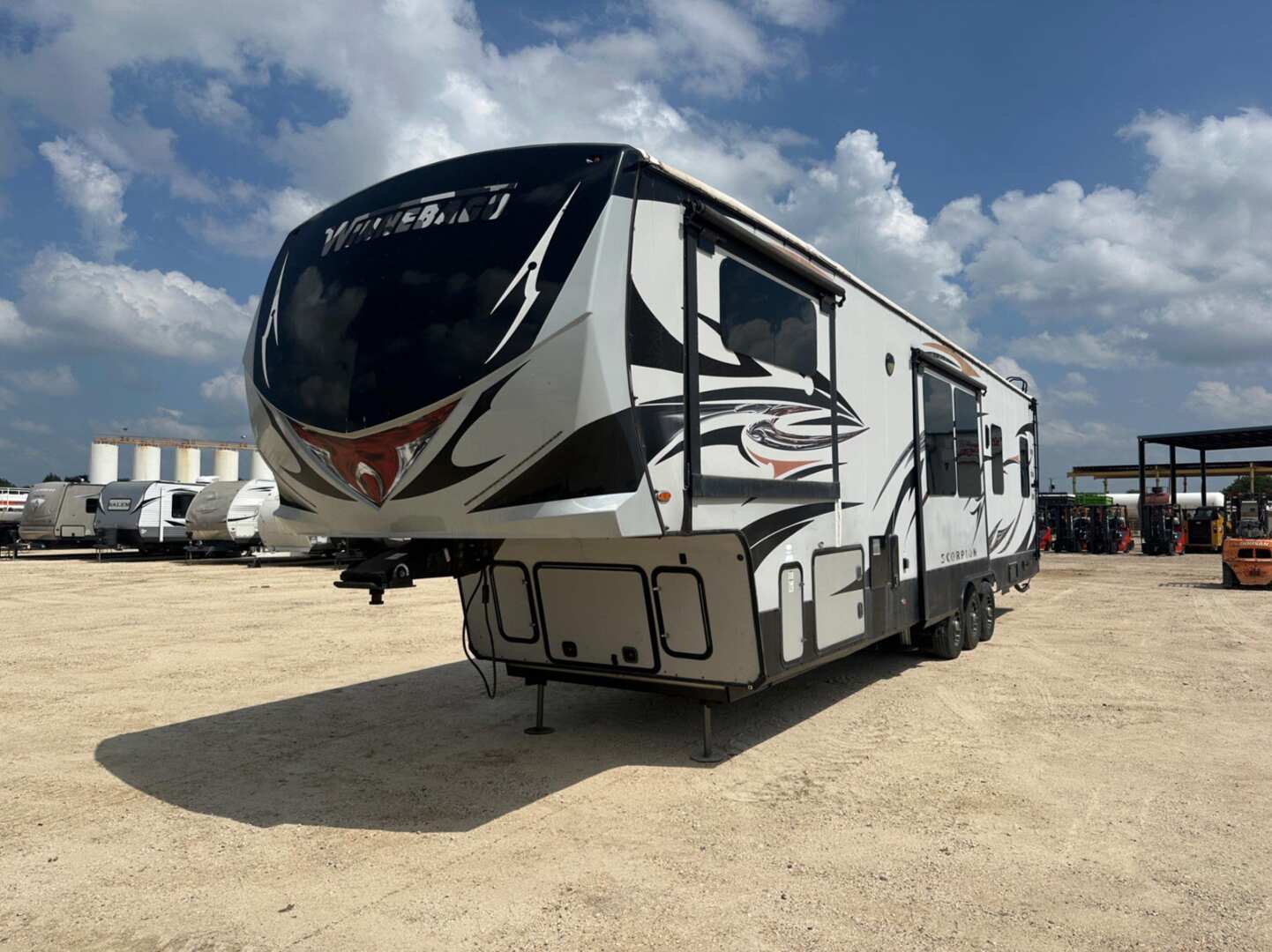 2016 WINNEBAGO SCORPION 4014 5TH WHEEL CAMPER