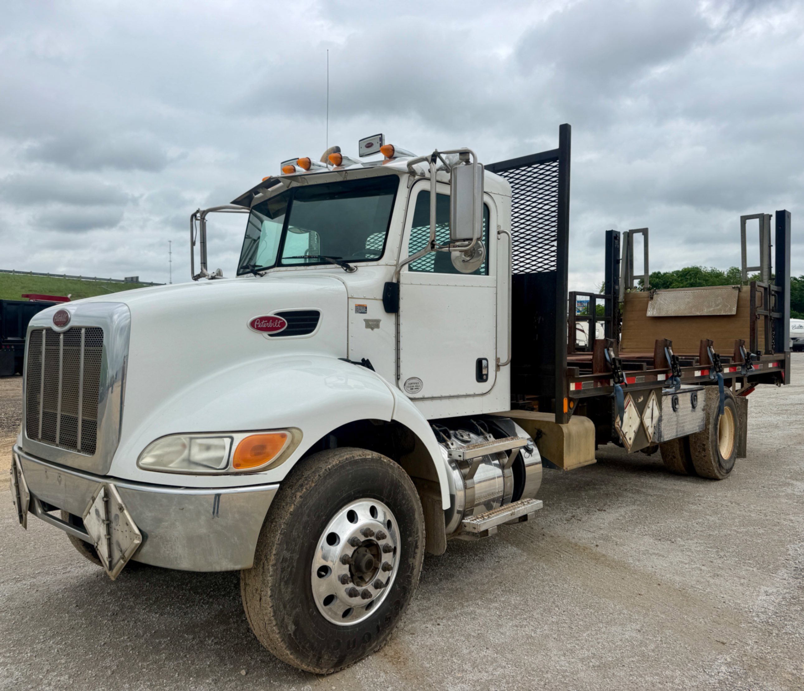 2012 PETERBILT 337 FLATBED W/ LIFTGATE