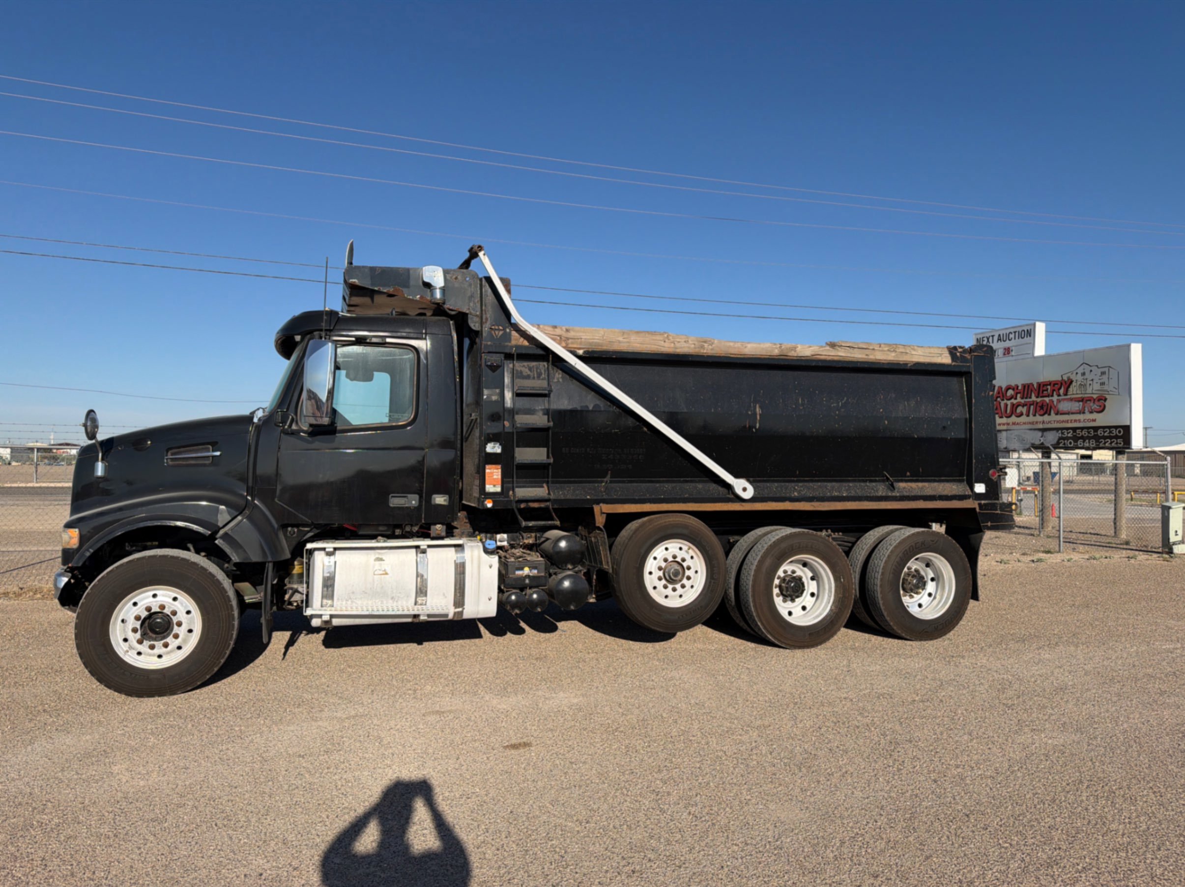 2020 VOLVO VHD DUMP TRUCK