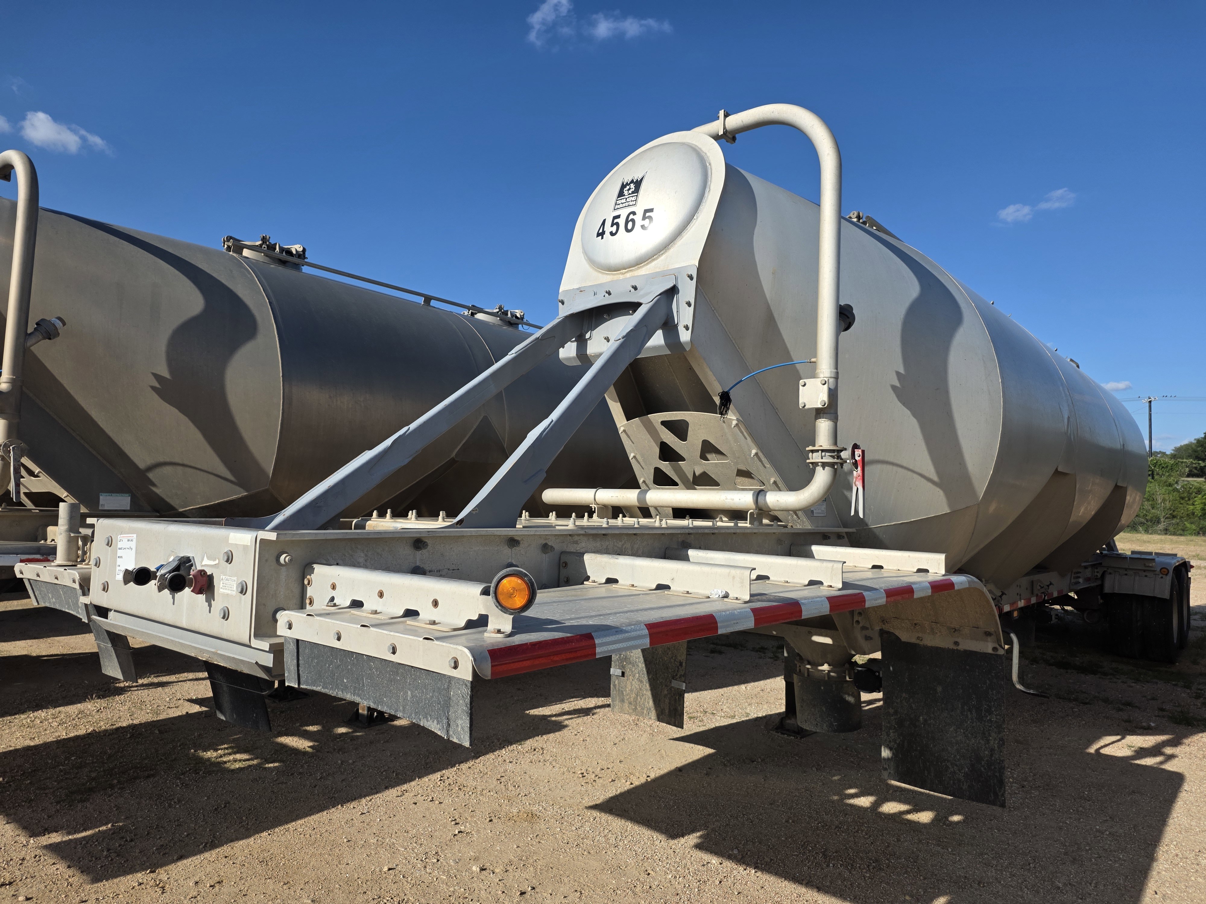 2014 TRAIL KING PNEUMATIC TRAILER