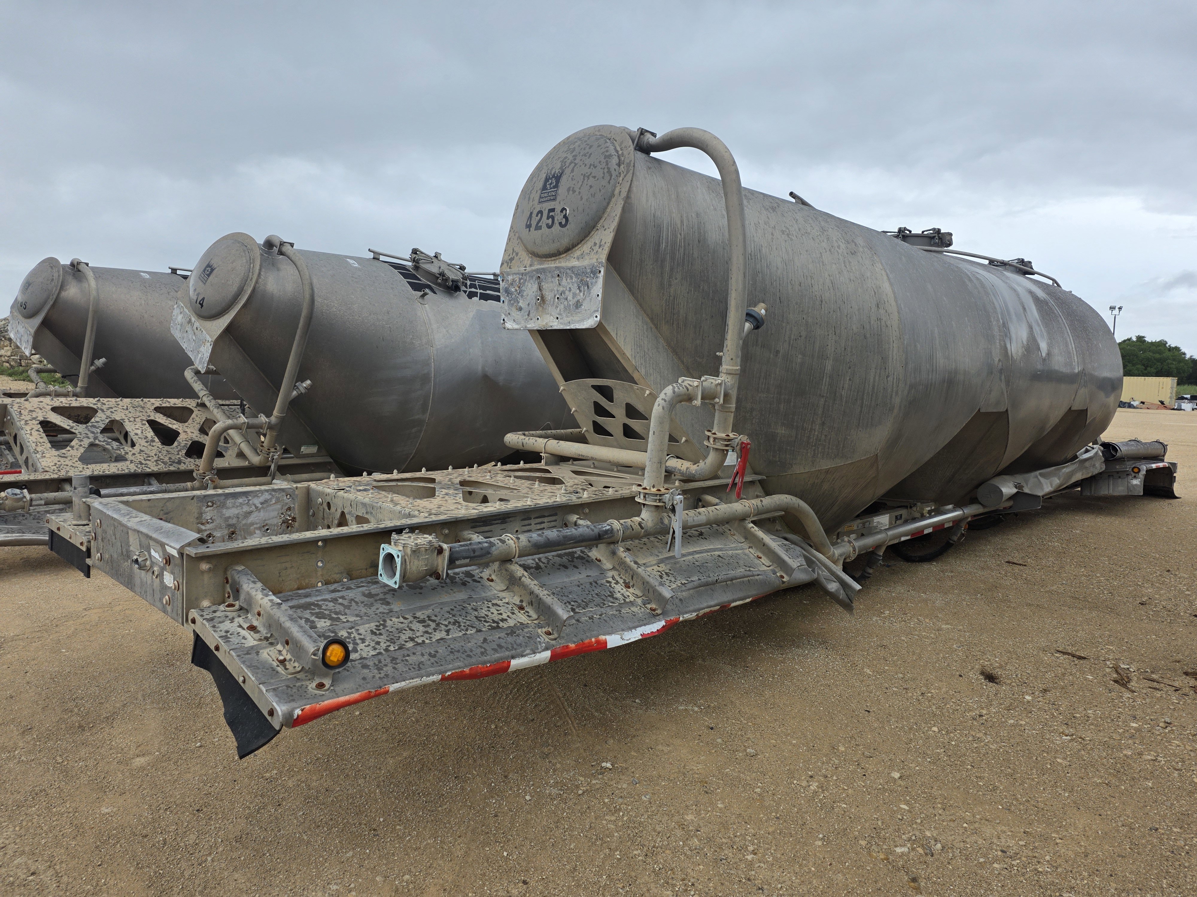2014 TRAIL KING PNEUMATIC TRAILER (INOPERABLE)