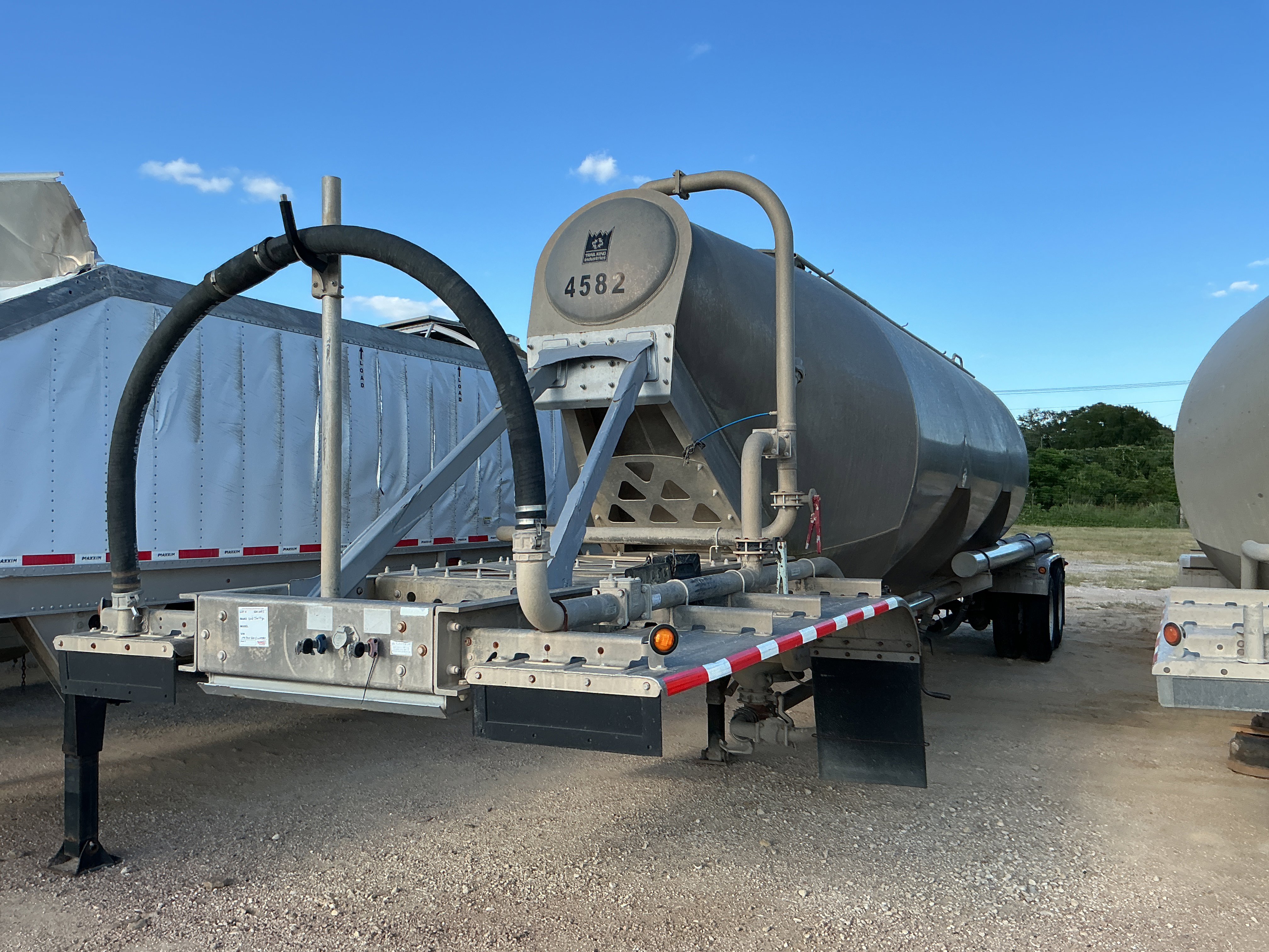 2015 TRAIL KING PNEUMATIC TRAILER