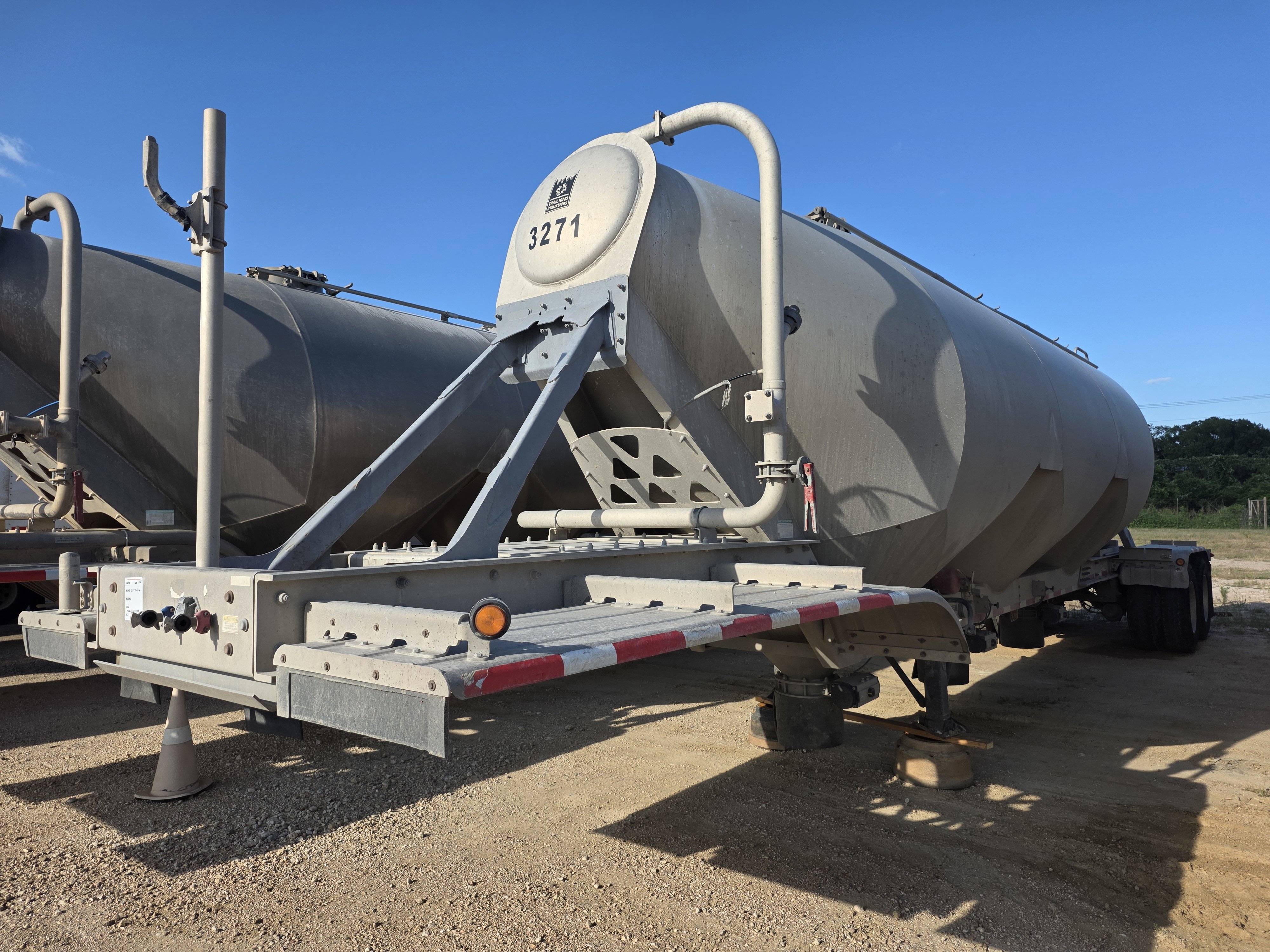 2014 TRAIL KING PNEUMATIC TRAILER