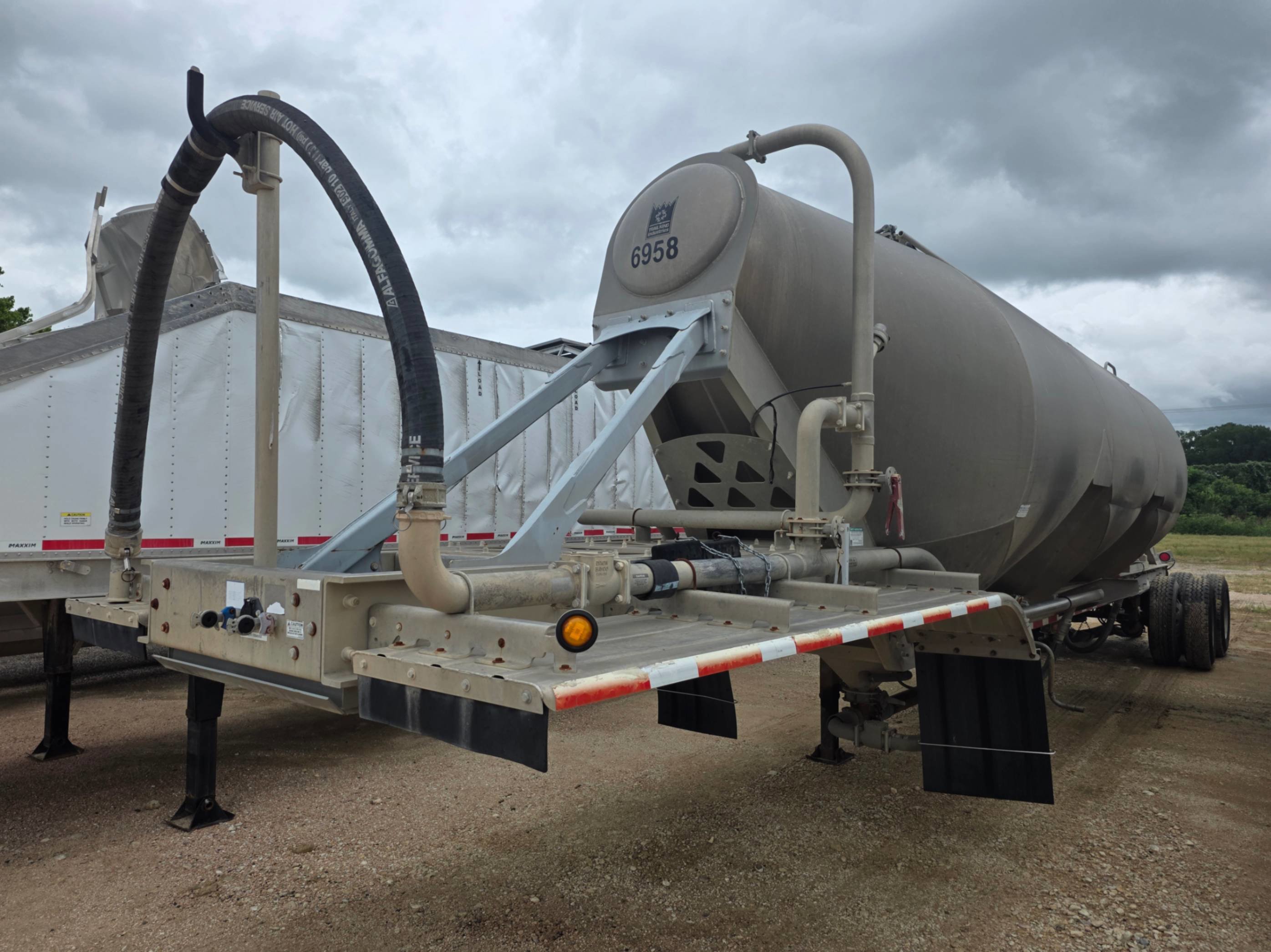 2015 TRAIL KING PNEUMATIC TRAILER