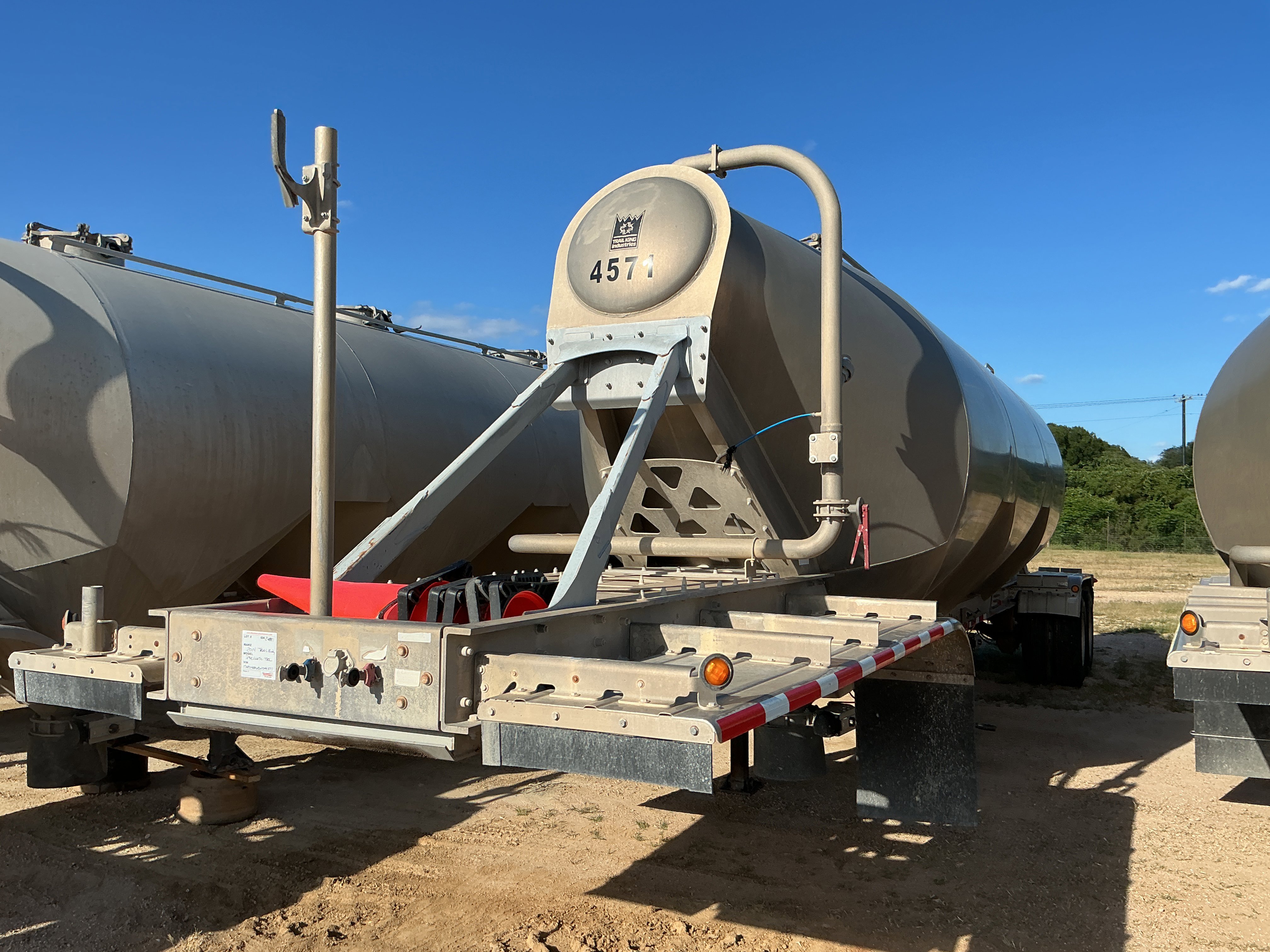 2014 TRAIL KING PNEUMATIC TRAILER