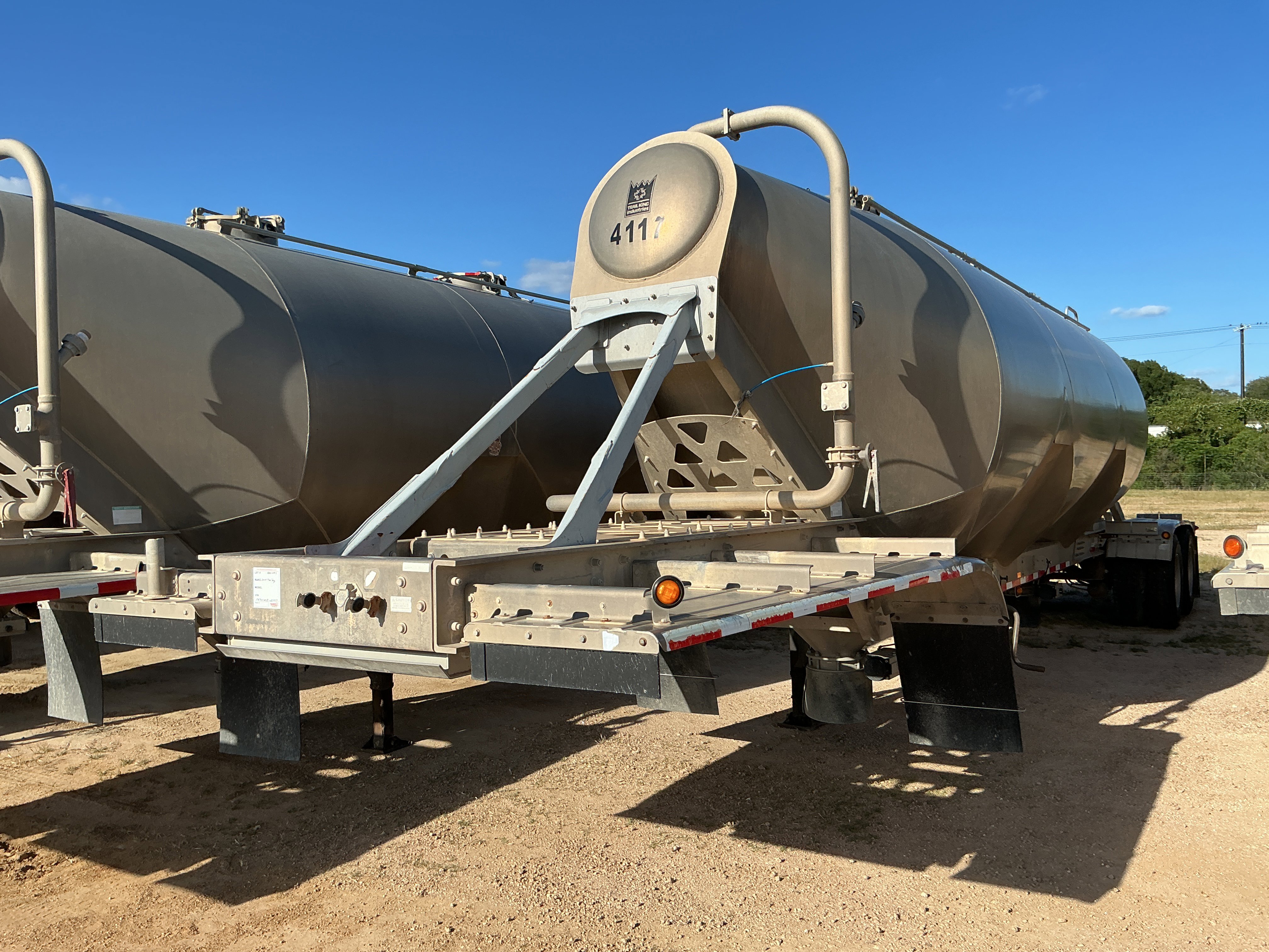 2014 TRAIL KING PNEUMATIC TRAILER