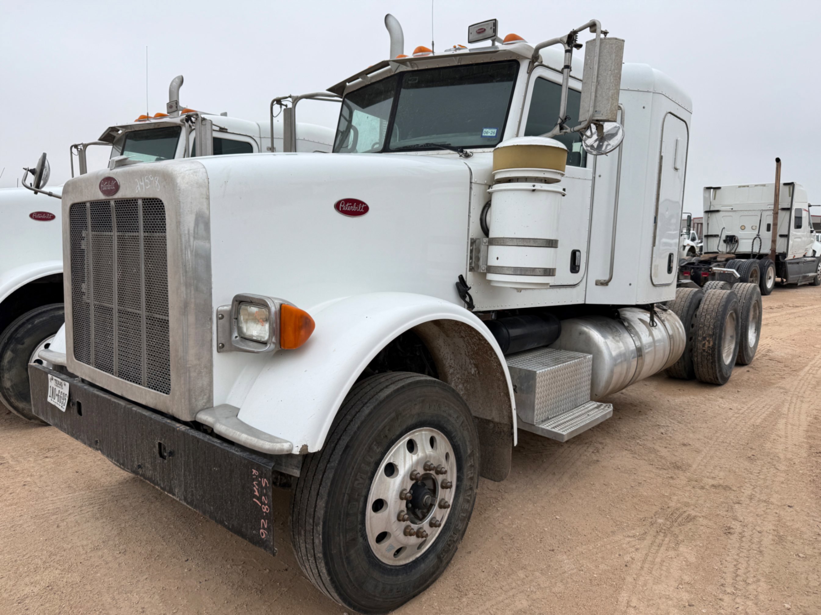 Photo of a 2013 Peterbilt 367