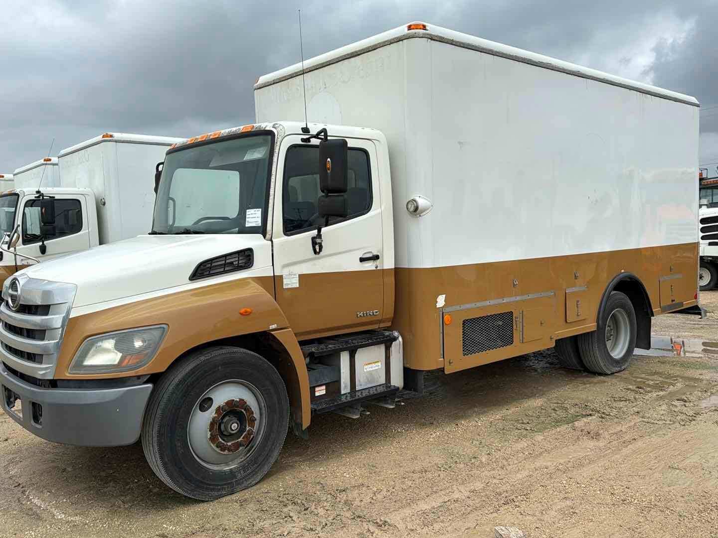 2015 HINO BOX TRUCK