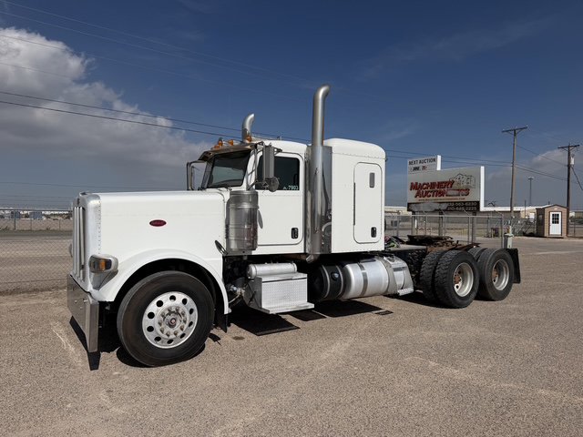 Photo of a 2016 Peterbilt 389