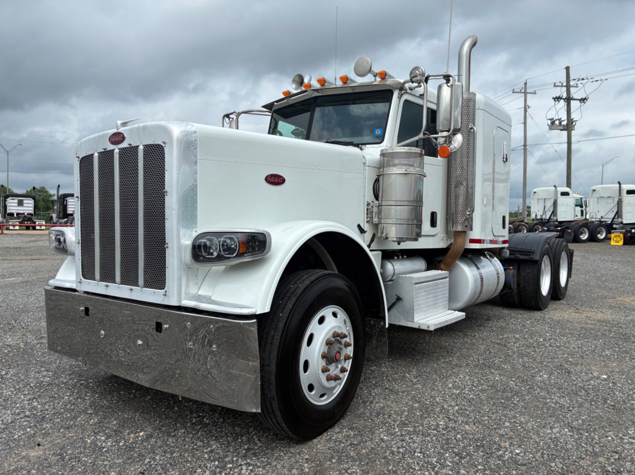Photo of a 2015 Peterbilt 389