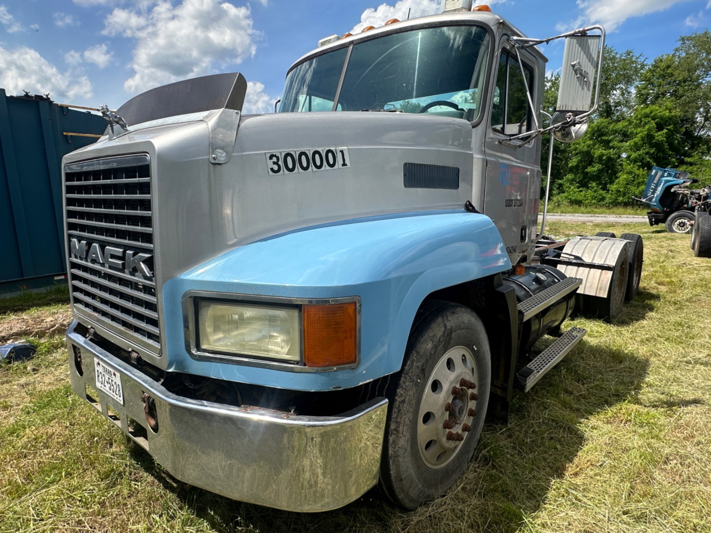 Photo of a 2000 Mack CH613