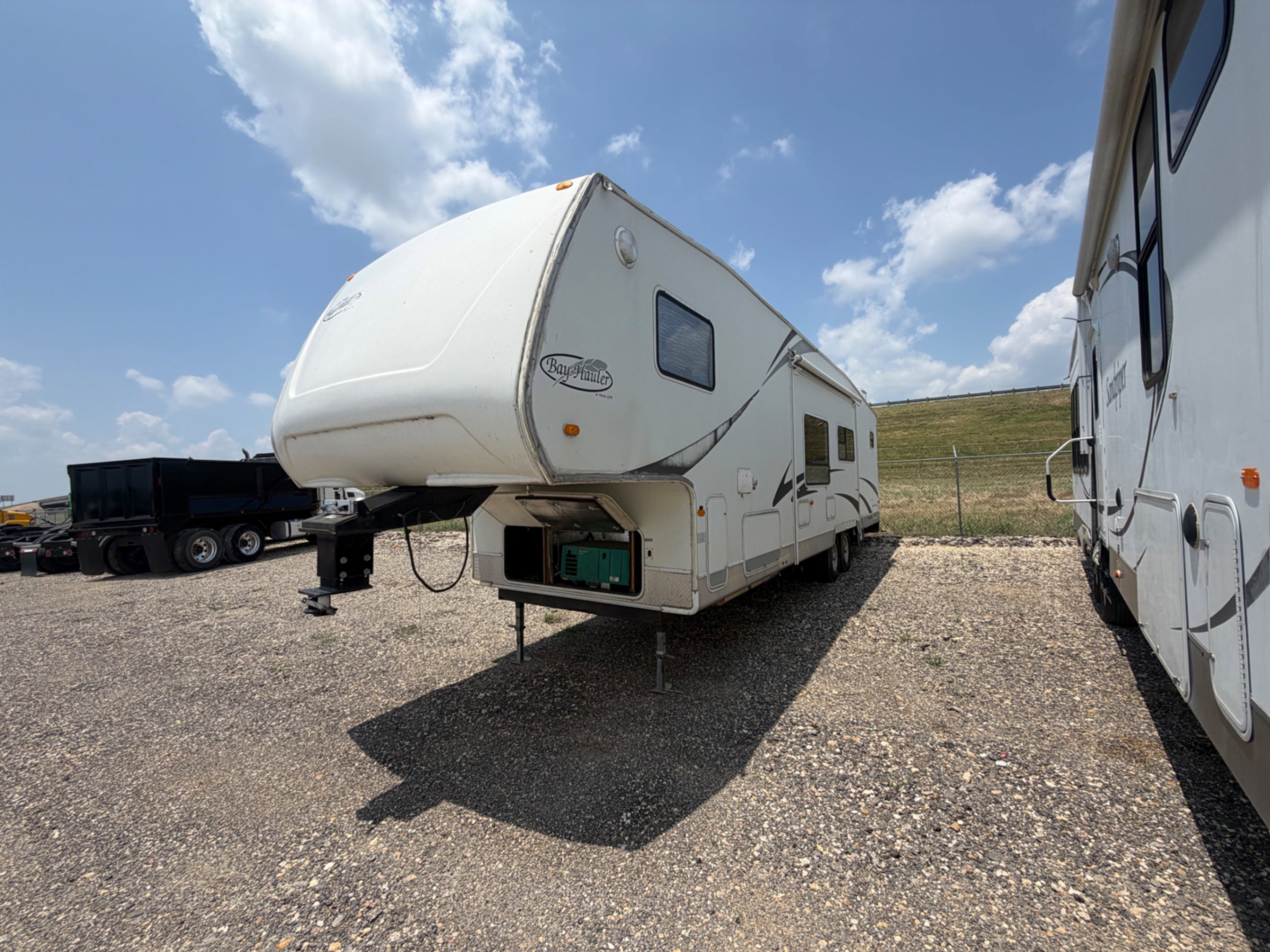 2005 TRAIL-LITE BAY HAULER FIFTH WHEEL