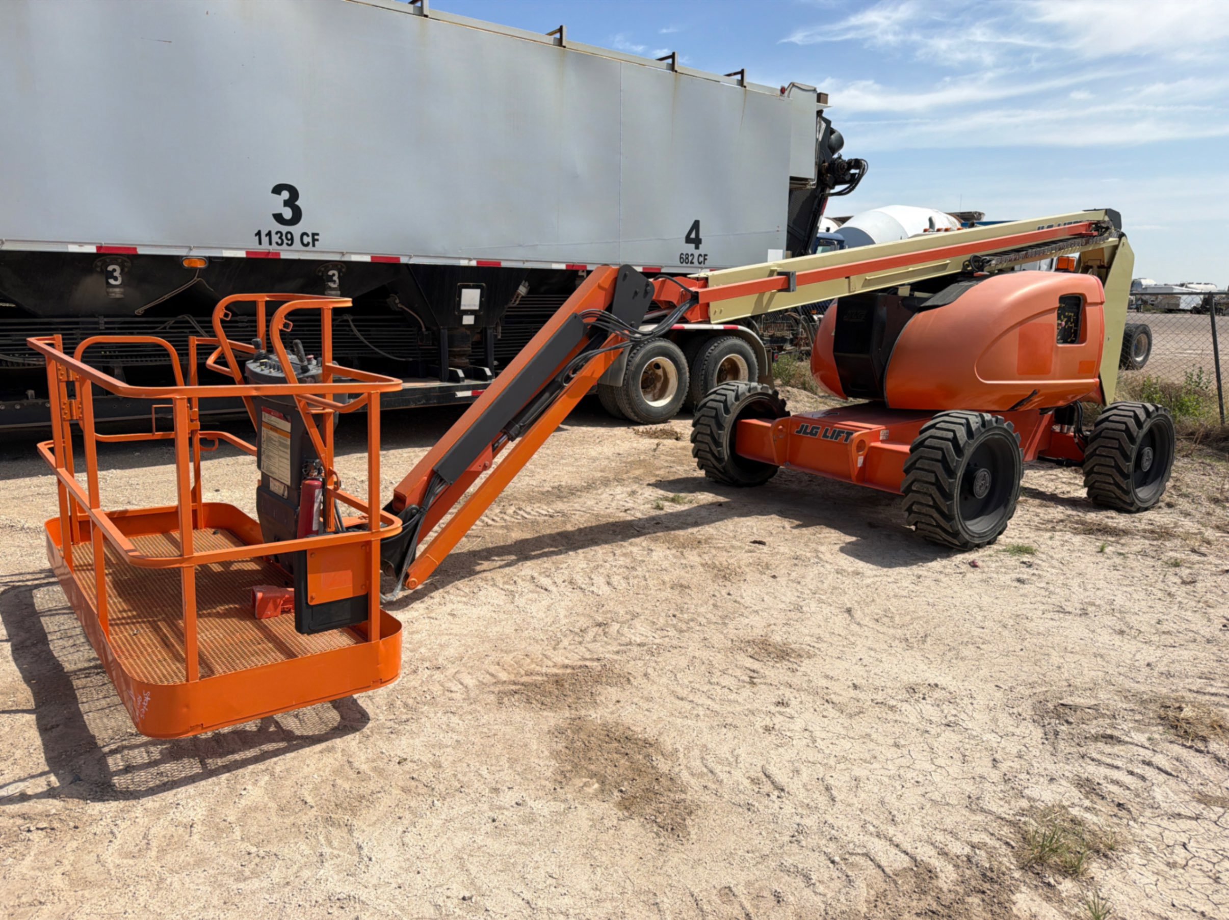 Photo of a 2013 JLG 600AJ