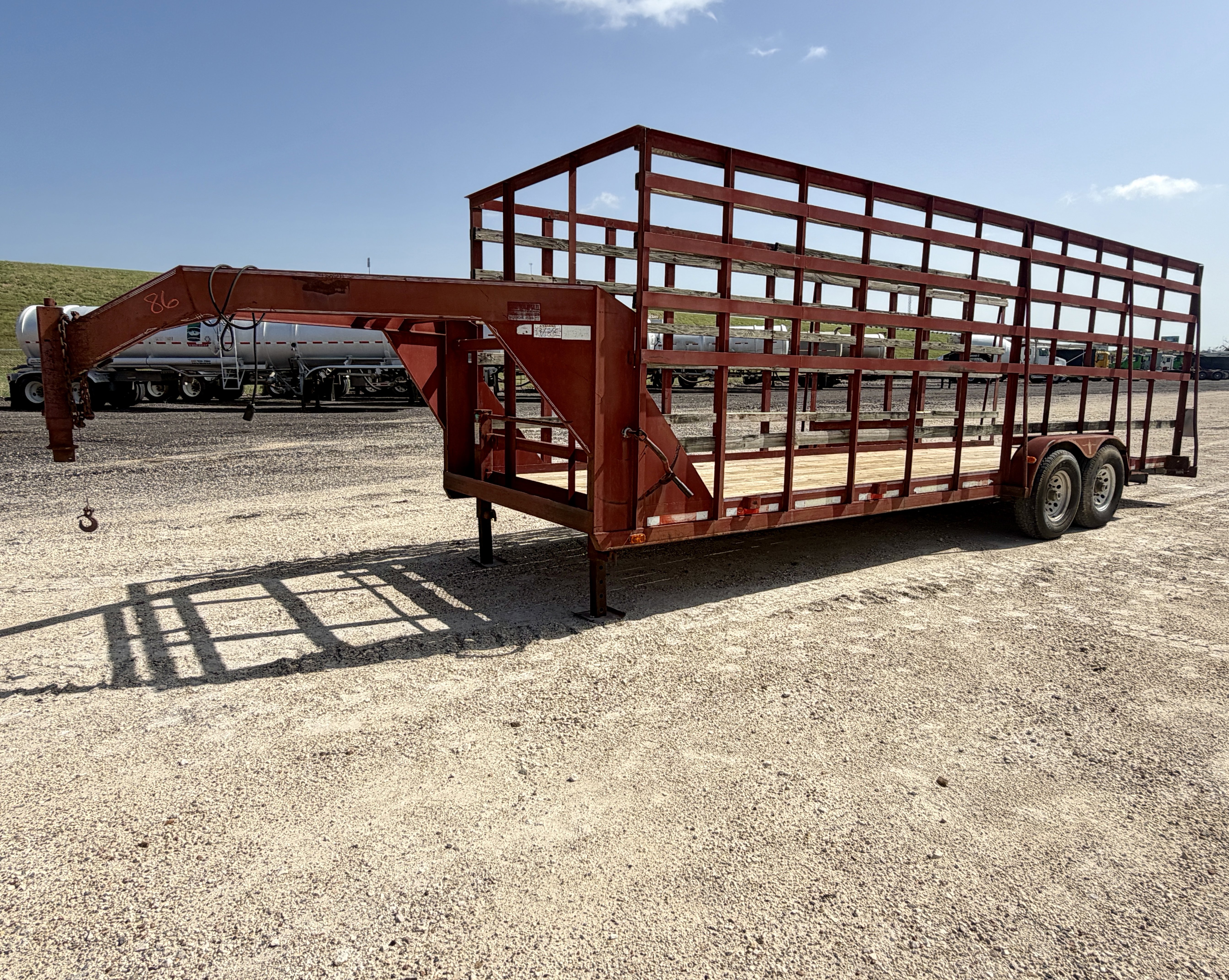 2000 DIAMOND C HIGH SIDE GOOSENECK