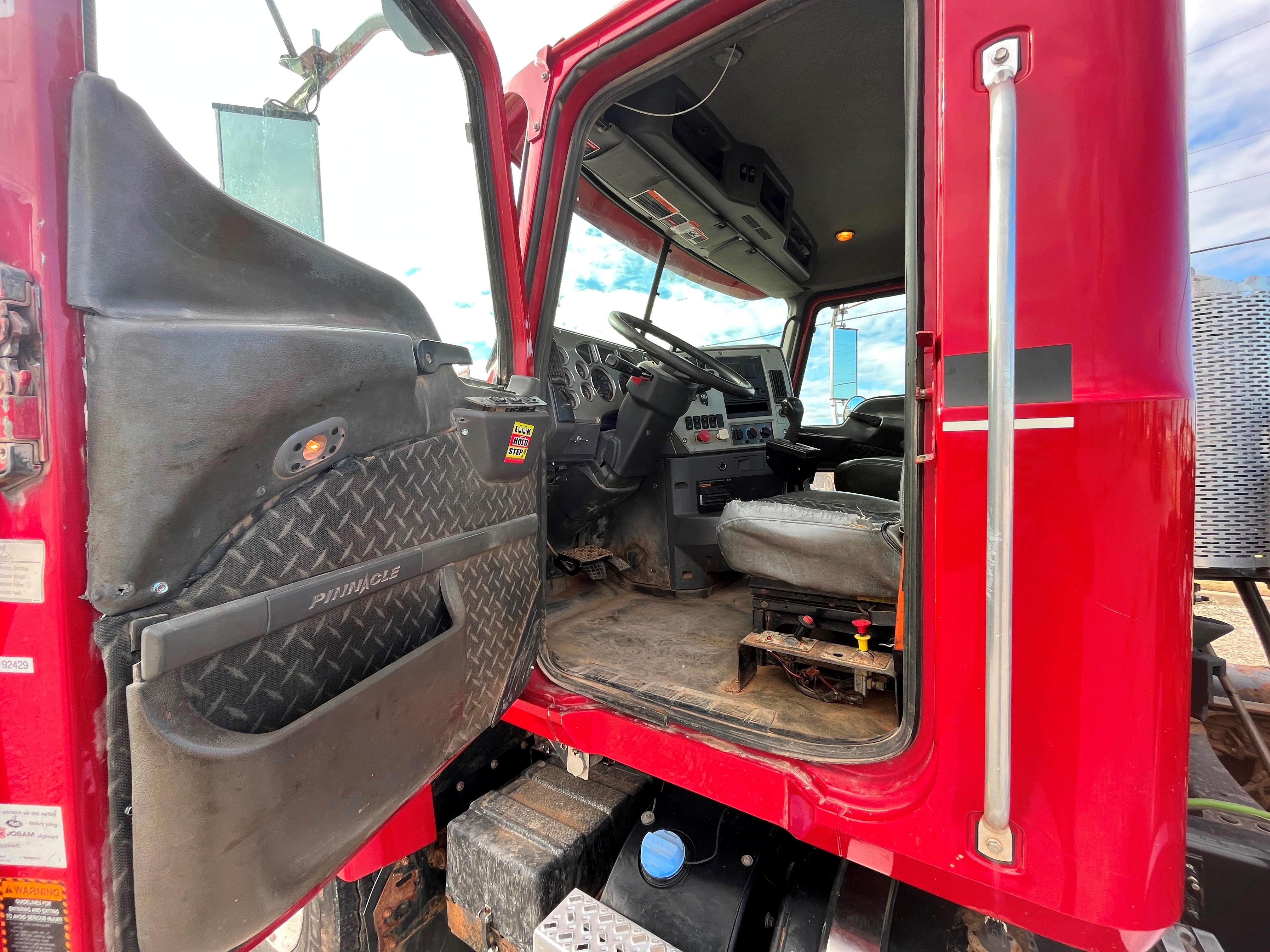 2001 Mack VISION