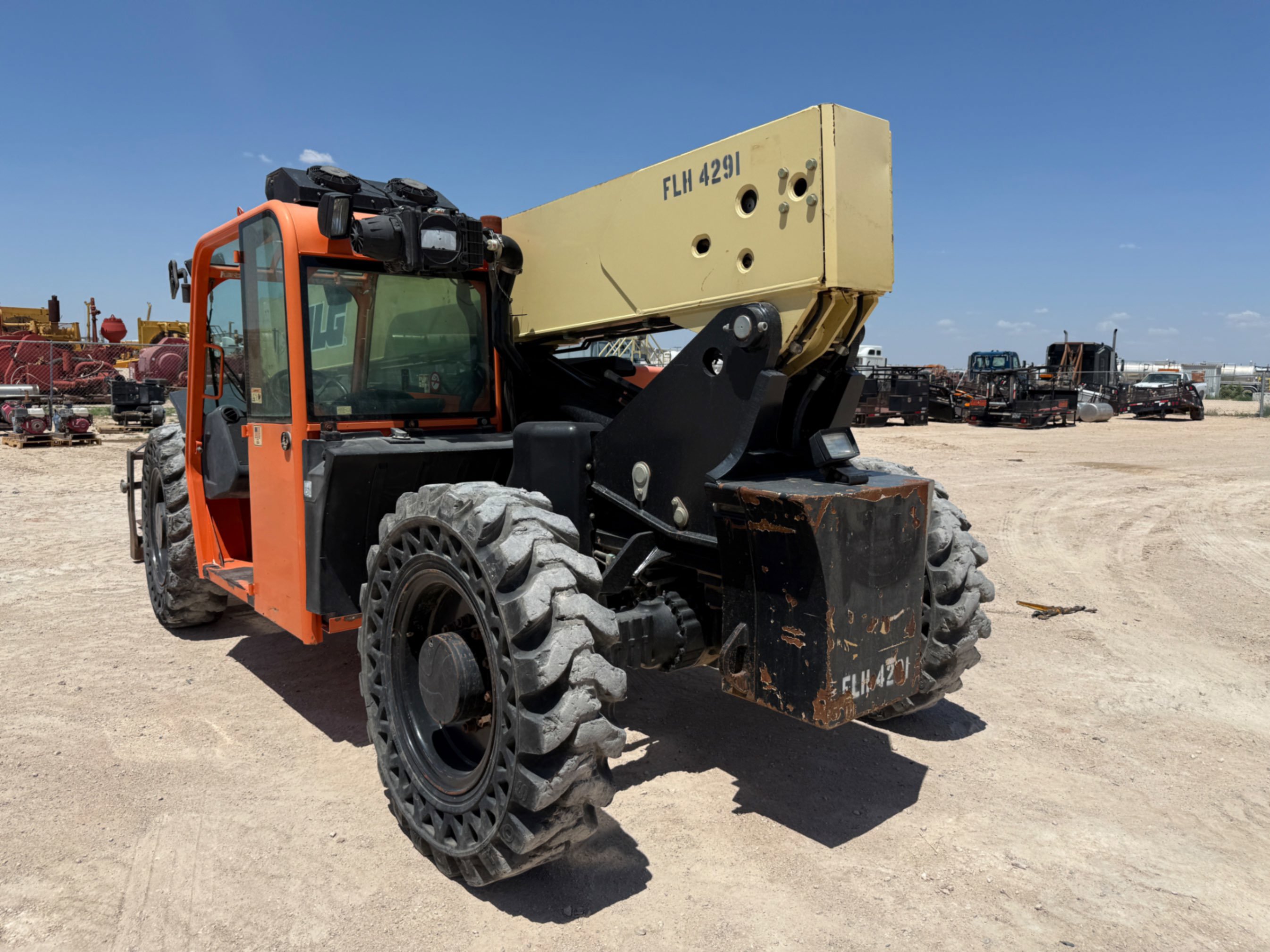 2014 JLG WA320