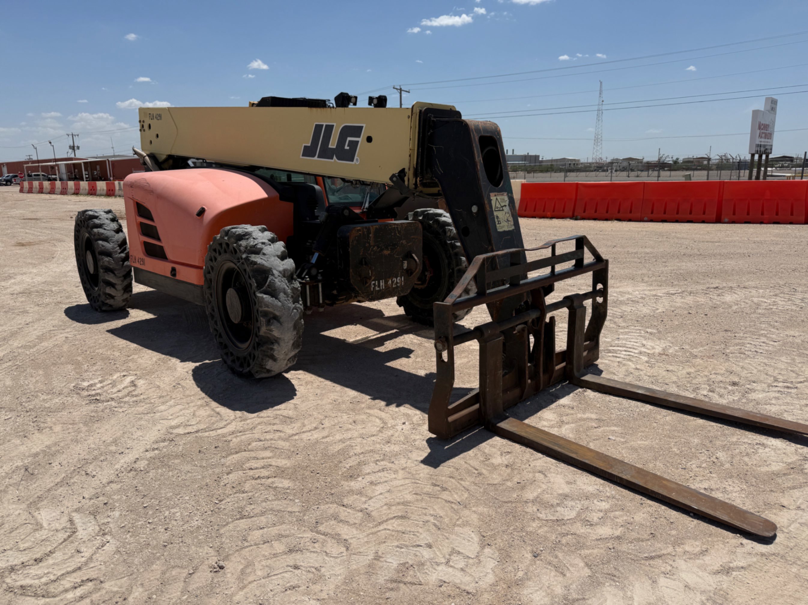 2014 JLG WA320