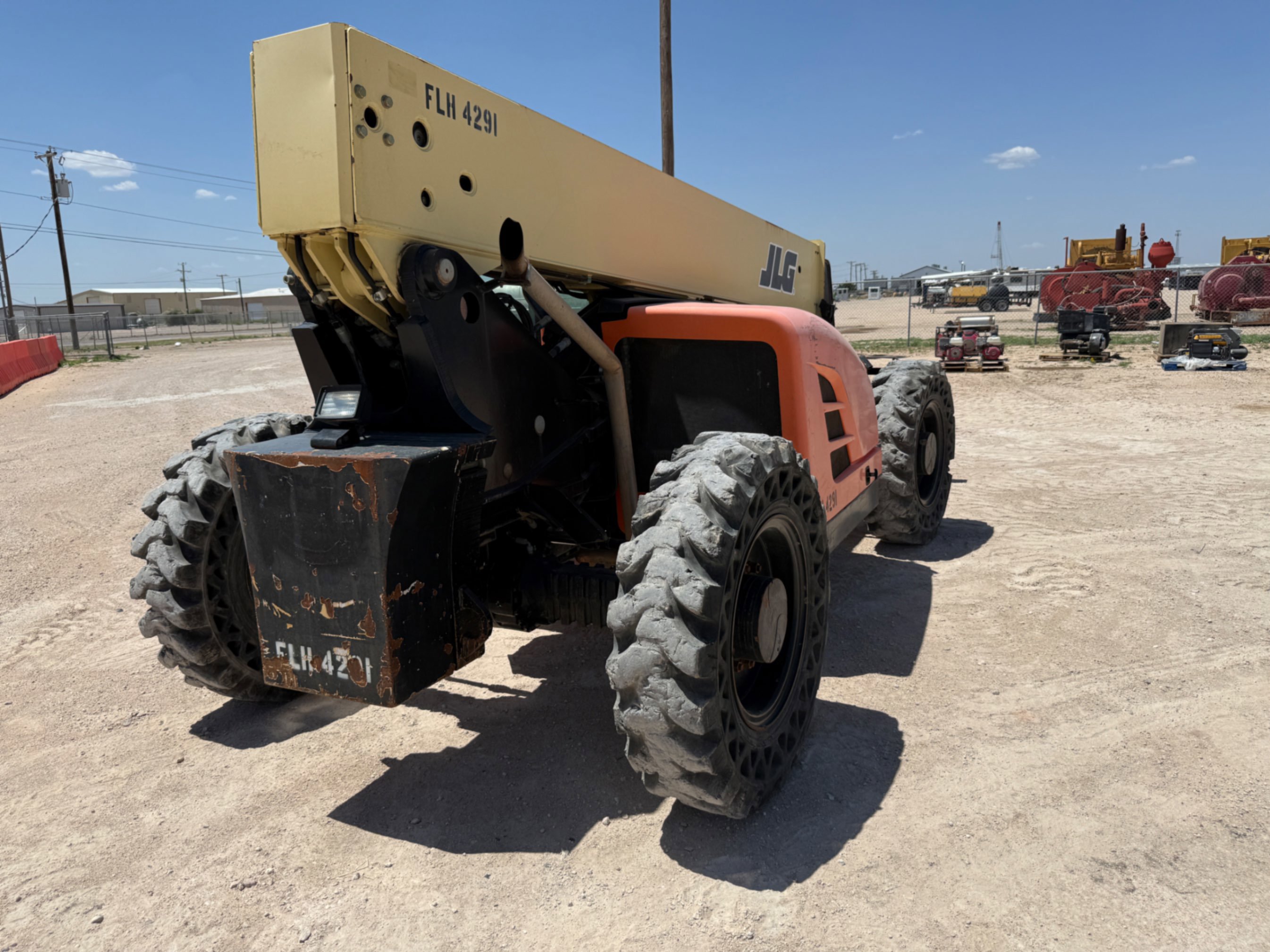 2014 JLG WA320