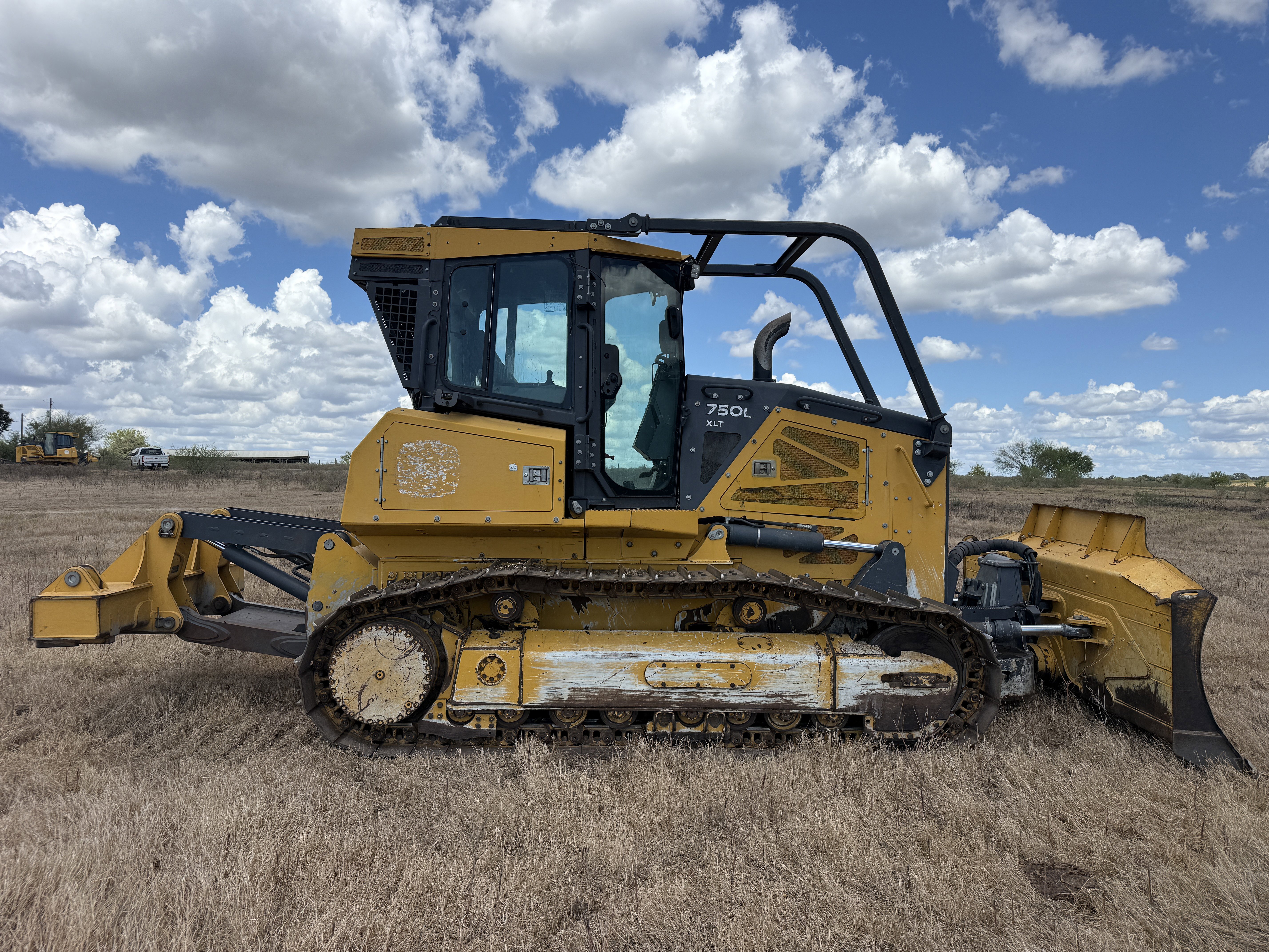2023 John Deere 750L