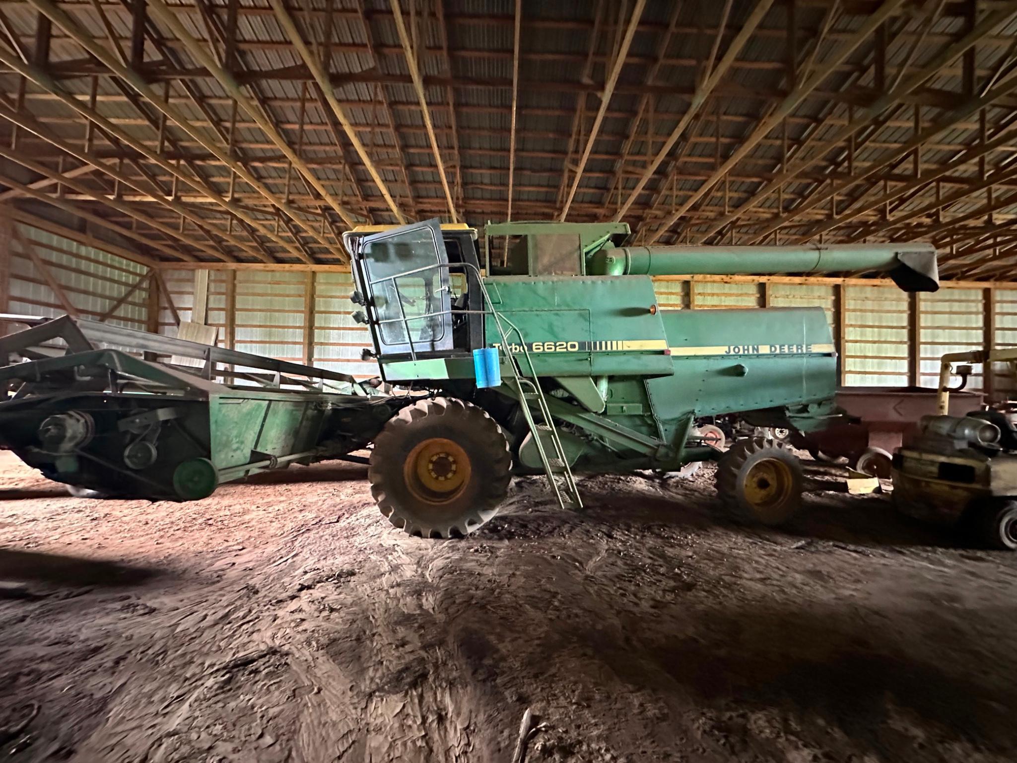 Photo of a 1999 John Deere 6620