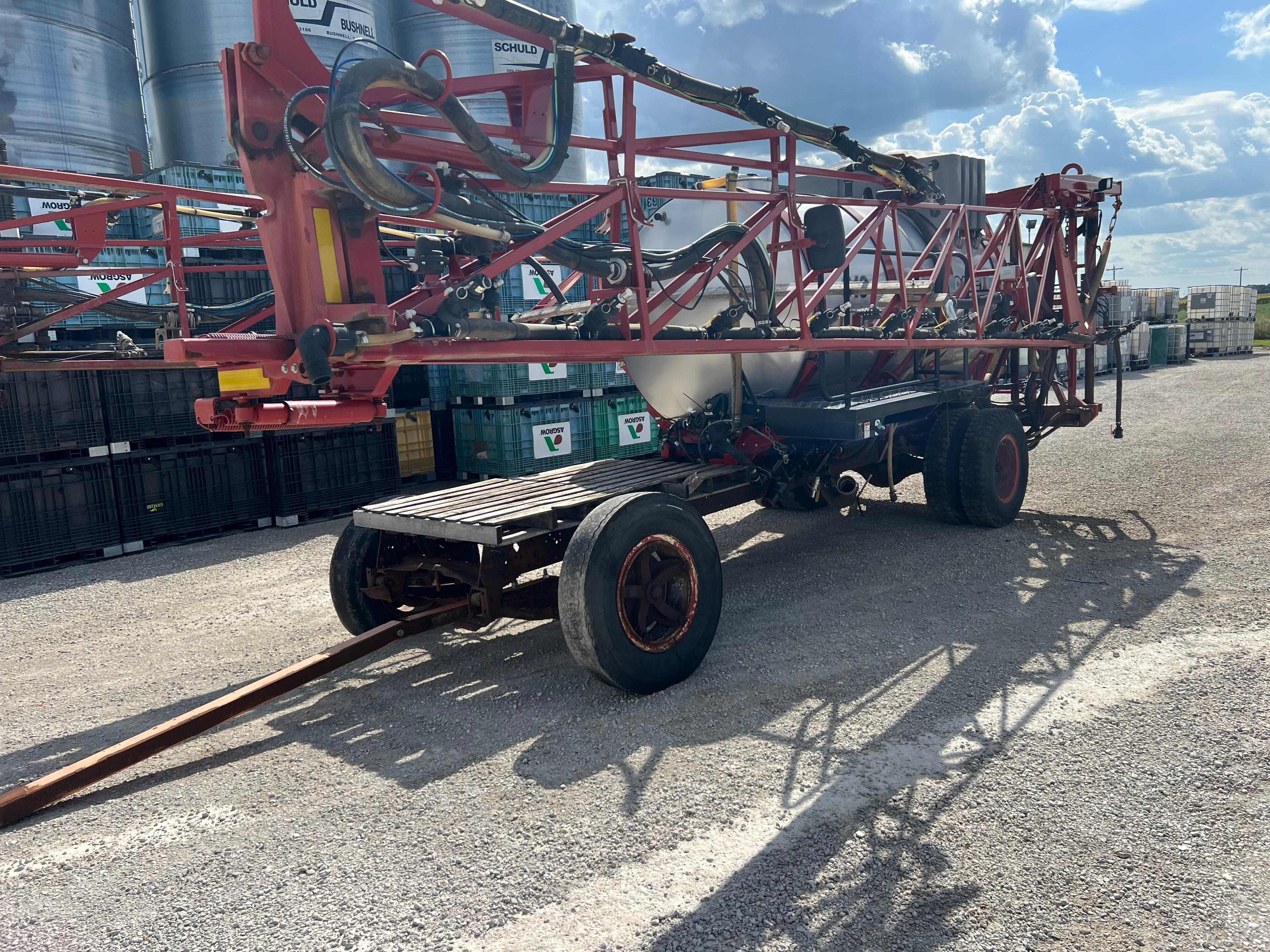 CASE 610 Sprayer System 2000 Gallons