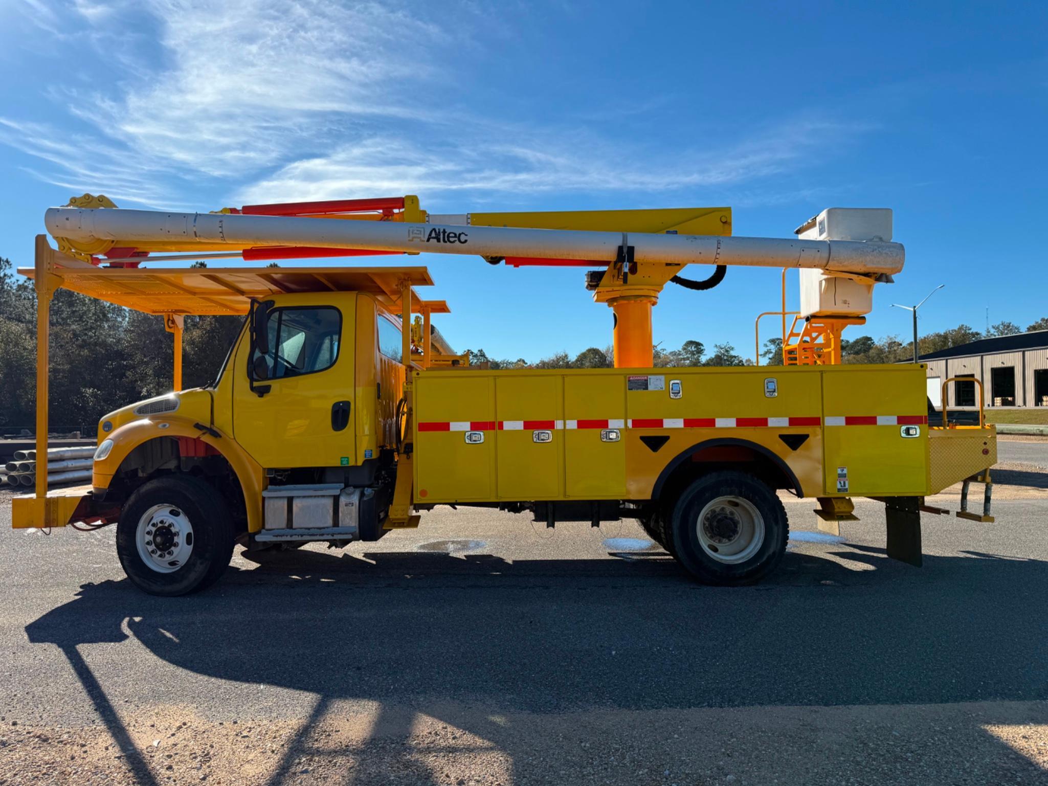 2016 Freightliner Bucket Truck with Altec LR756