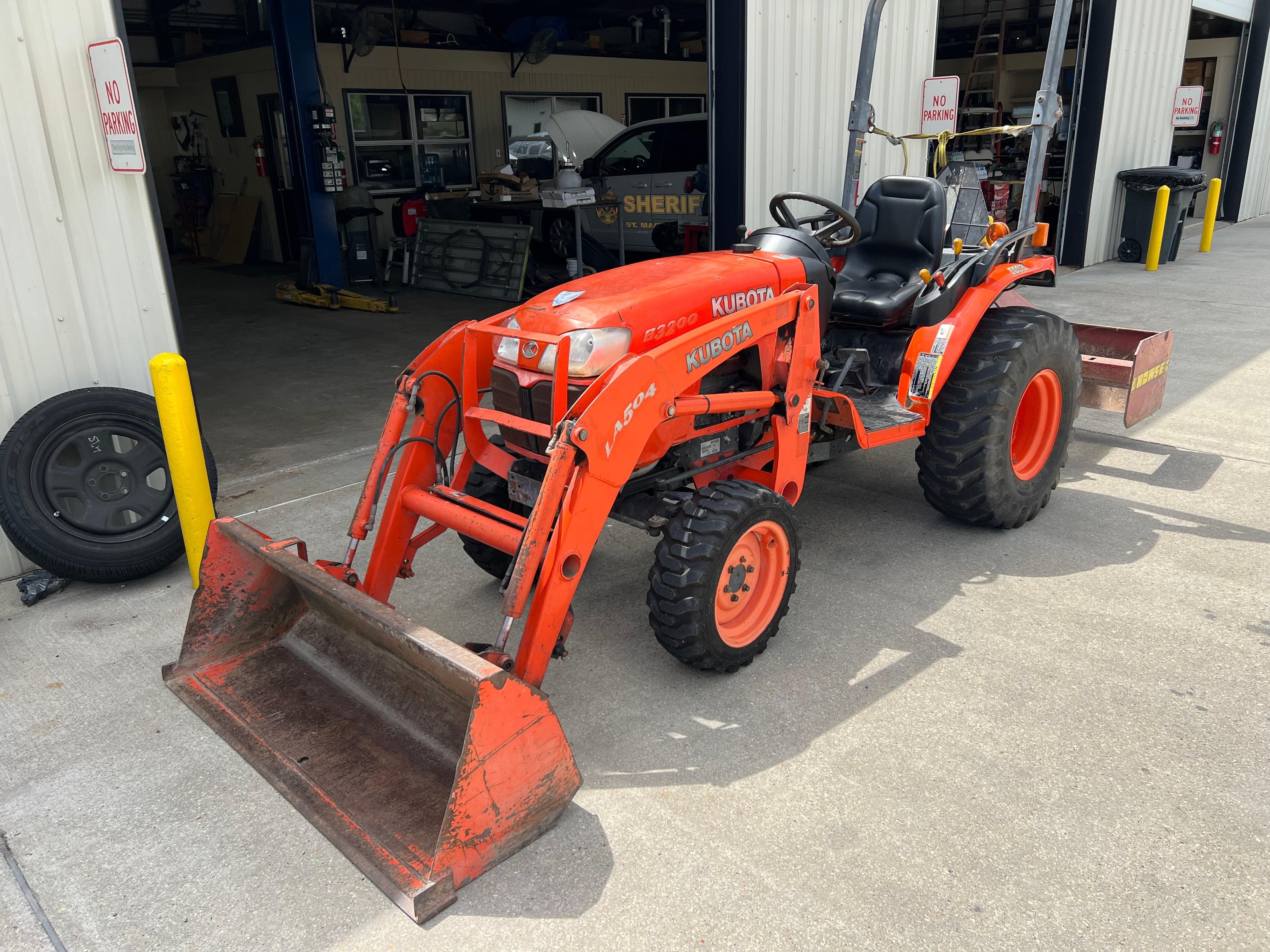 Kubota B3200 with Bucket and Blade!