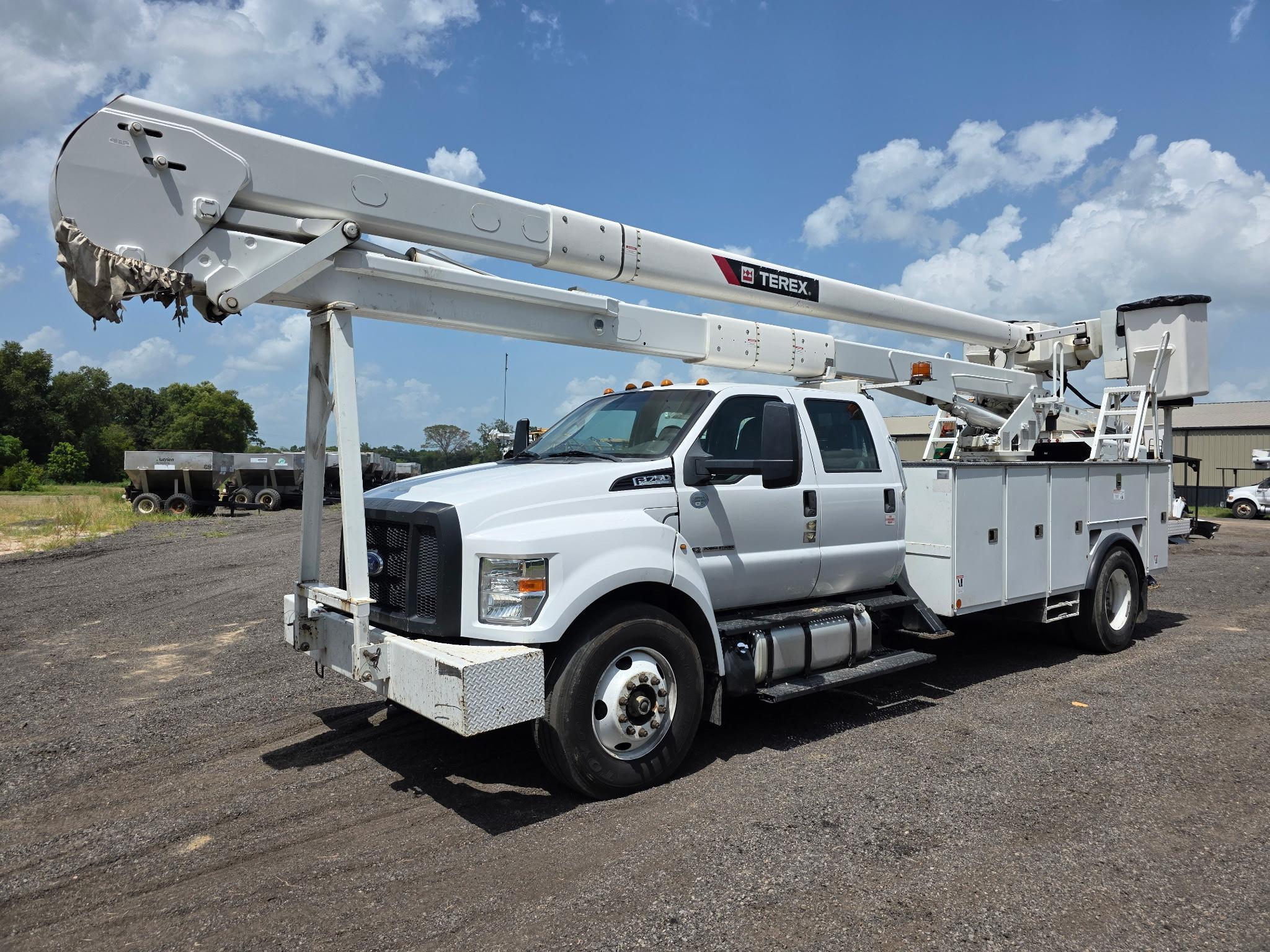 4 DOOR Ford F-750 Bucket Truck and service bed.