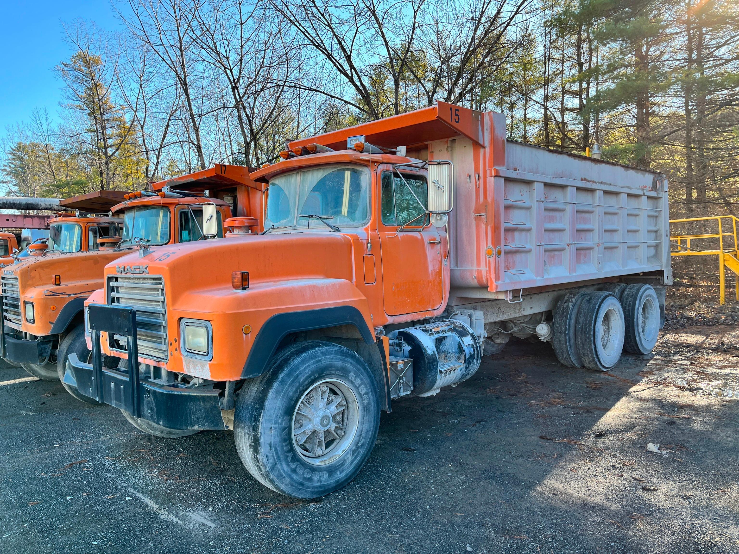 Photo of a  Mack RD690S