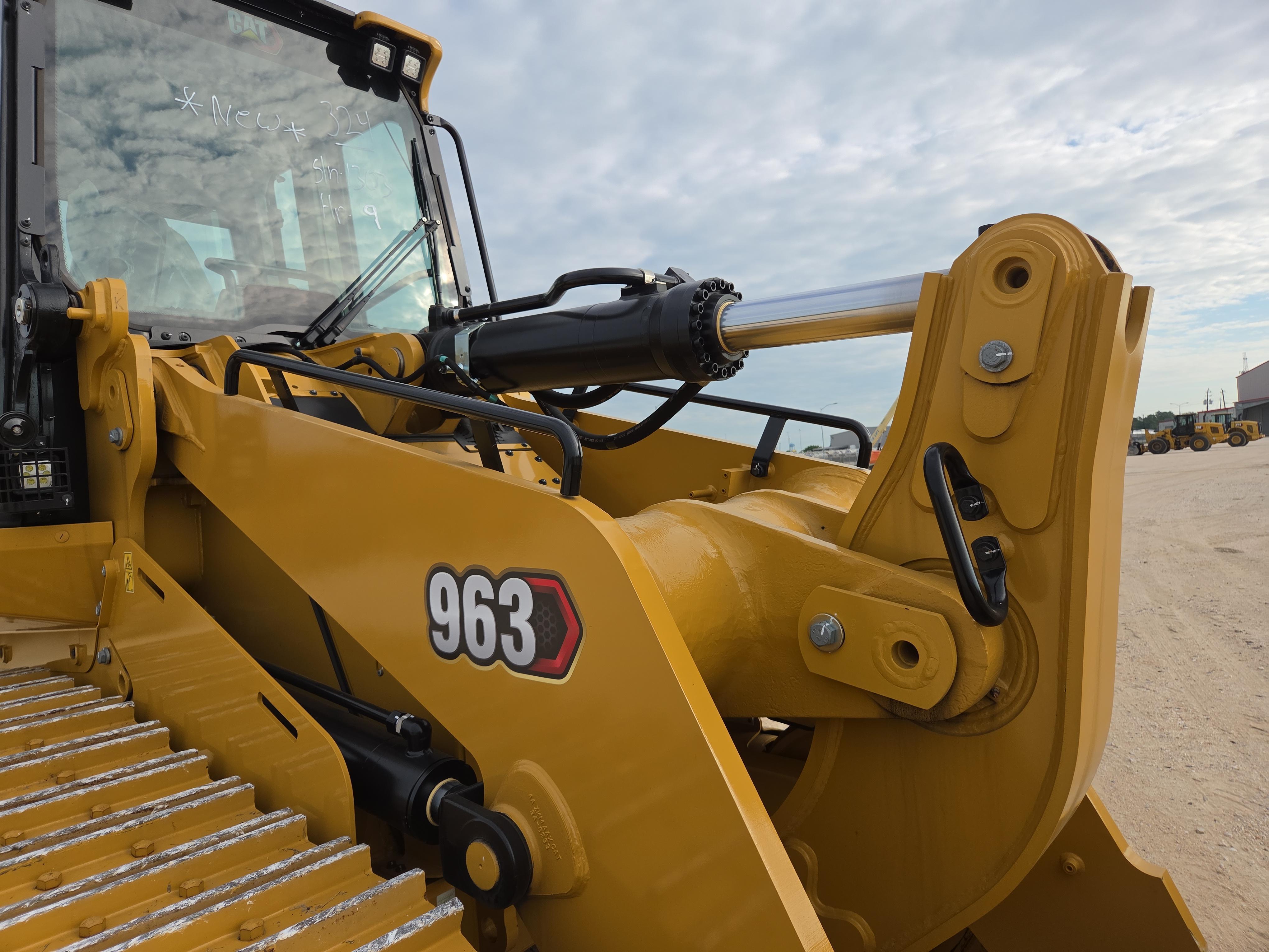 2025 Caterpillar 963