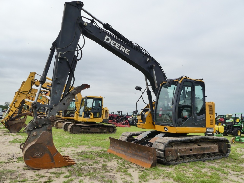 Photo of a  John Deere 135G